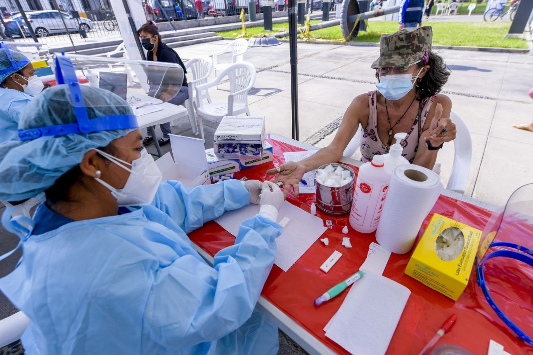 la Municipalidad Metropolitana de Lima, a través de Sisol Salud, continúa realizando campañas gratuitas de descarte del covid-19, que buscan la detección y atención temprana de esta enfermedad.