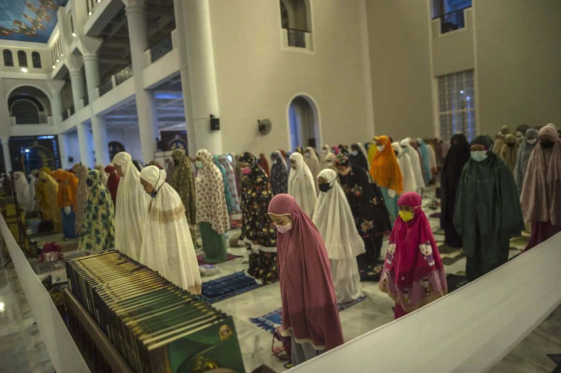 Los musulmanes se reúnen para orar durante el inicio del mes sagrado del Ramadán en la mezquita de Al Akbar en Surabaya el 12 de abril de 2021. Foto: AFP