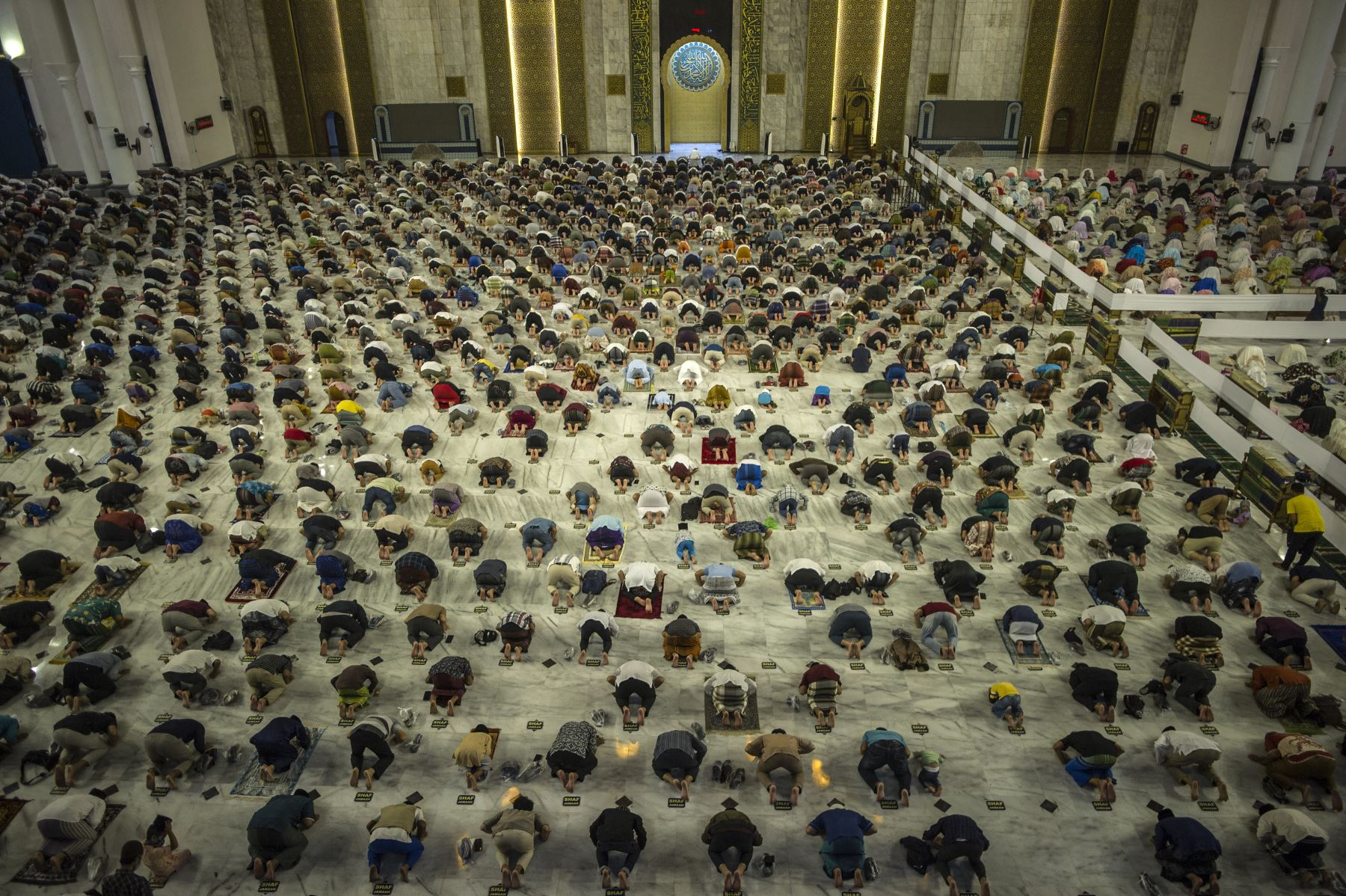 Los musulmanes se reúnen para orar durante el inicio del mes sagrado del Ramadán en la mezquita de Al Akbar en Surabaya el 12 de abril de 2021. Foto: AFP