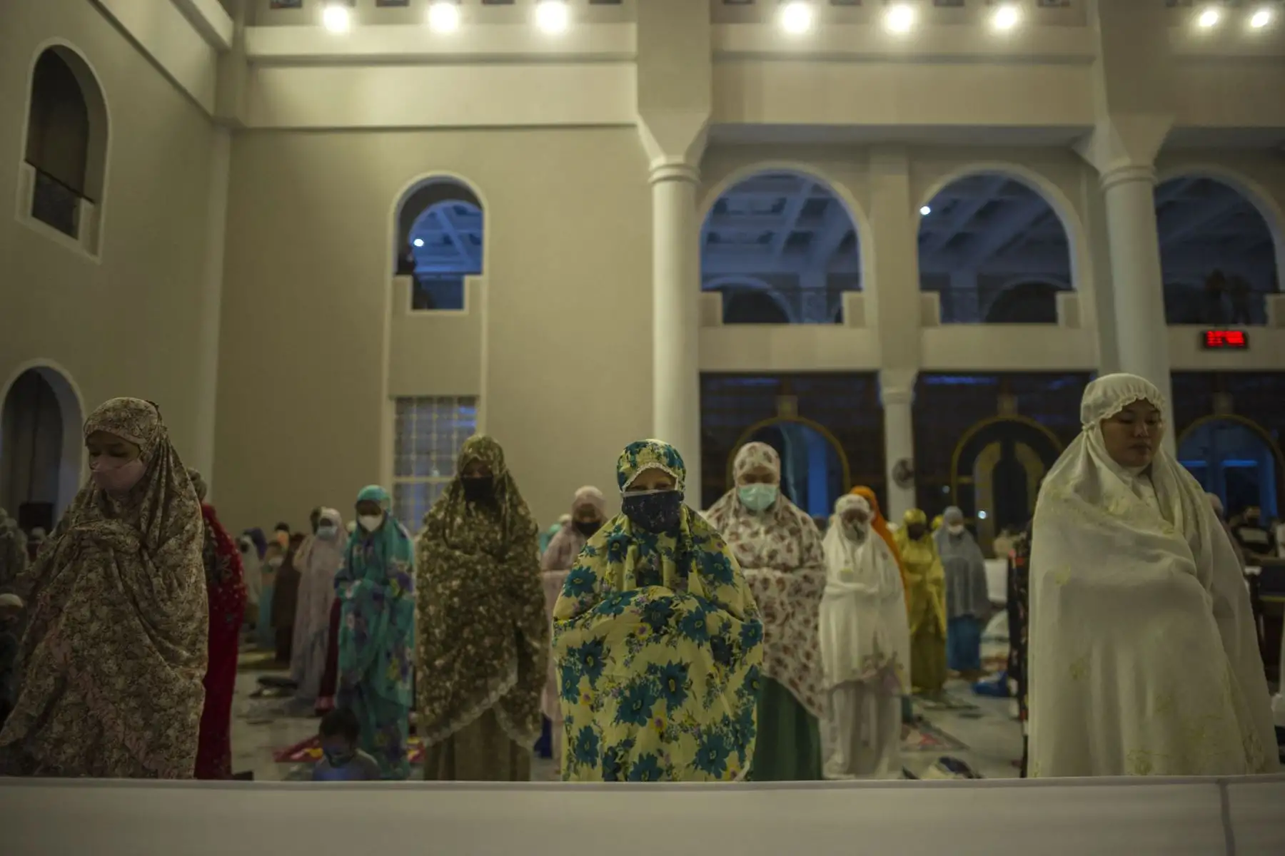 Los musulmanes se reúnen para orar durante el inicio del mes sagrado del Ramadán en la mezquita de Al Akbar en Surabaya el 12 de abril de 2021. Foto: AFP