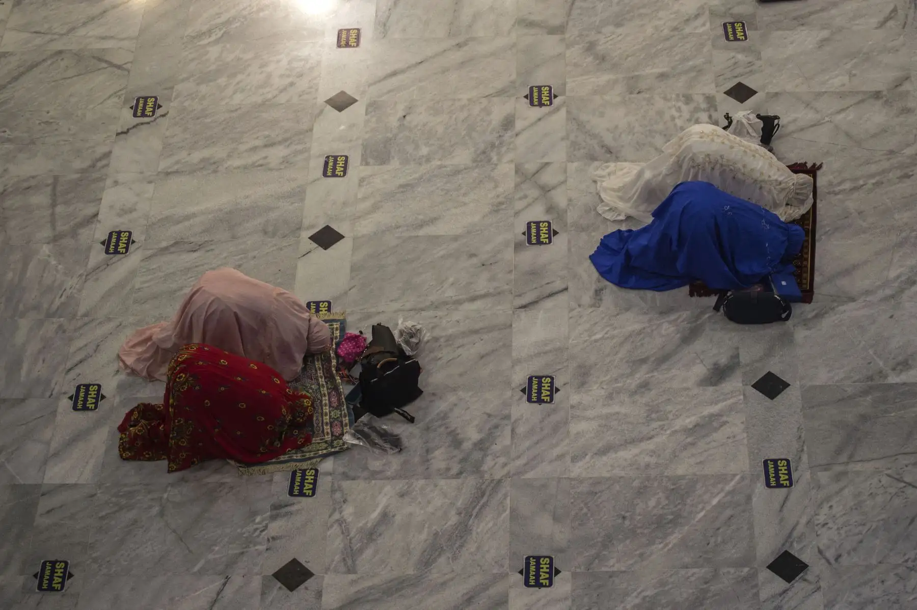 Los musulmanes se reúnen para orar durante el inicio del mes sagrado del Ramadán en la mezquita de Al Akbar en Surabaya el 12 de abril de 2021. Foto: AFP
