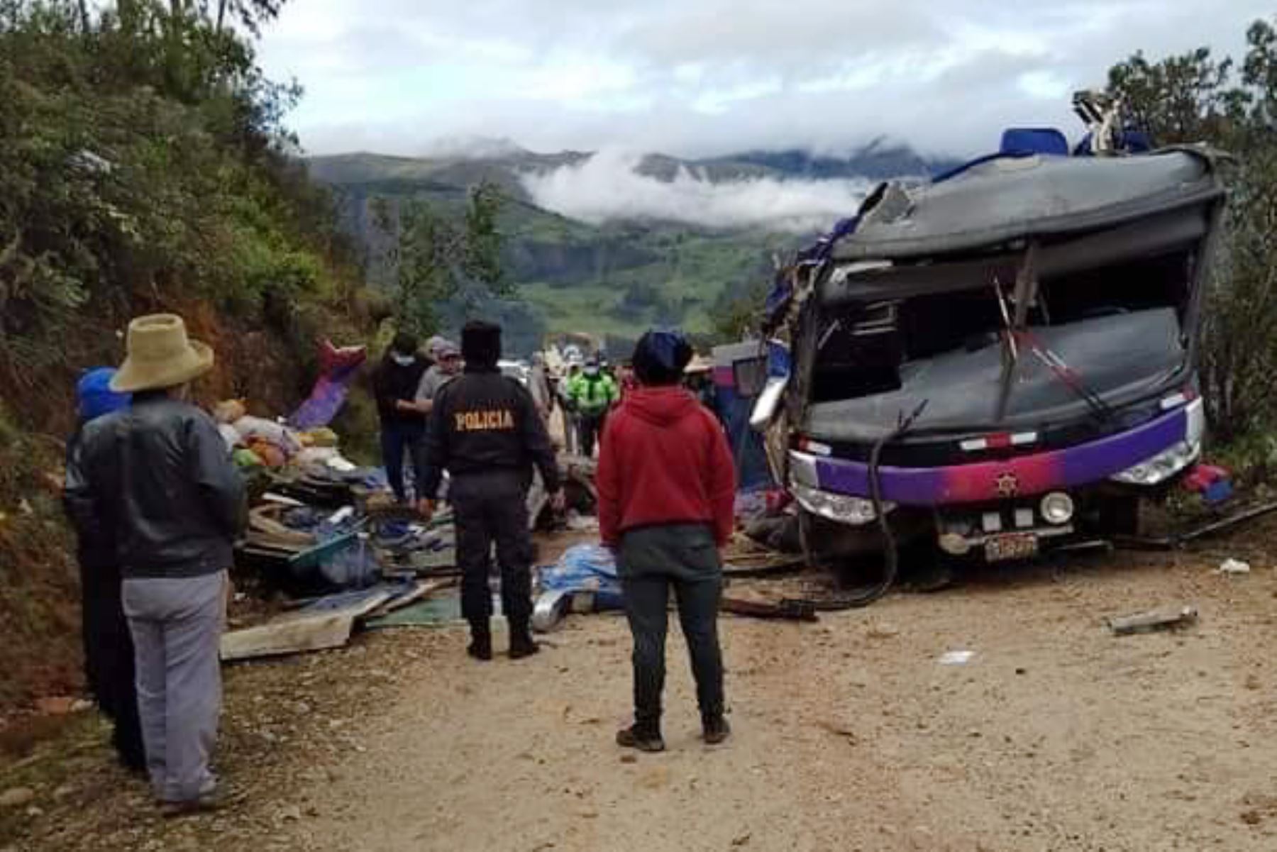 La Policía Nacional y personal de salud de Sihuas, Parobamba y Pomabamba siguen trabajando en la emergencia, el traslado de heridos e identificación de las víctimas mortales. Foto: ANDINA/Difusión
