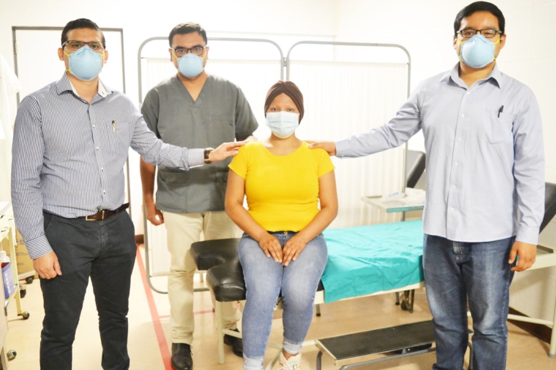 Katya Díaz posa junto a los médicos del Hospital Regional de Lambayeque que le realizaron una exitosa operación conservadora de mama. Foto: ANDINA/Difusión