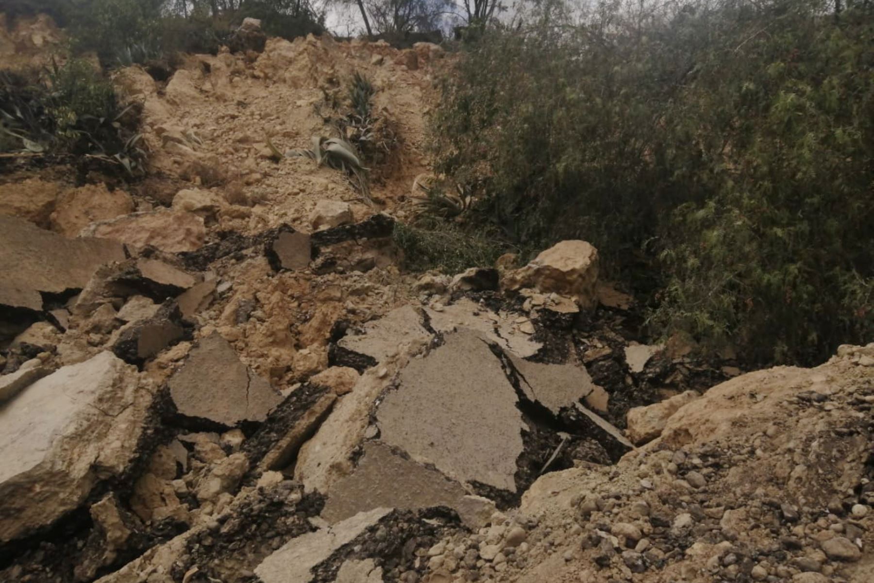 Los estudios del Ingemmet permitirán conocer la magnitud y estado actual del represamiento del cauce del río Puchca, así como el área afectada por el deslizamiento en el sector Culluchaca, región Áncash. Foto: ANDINA/Indeci Áncash