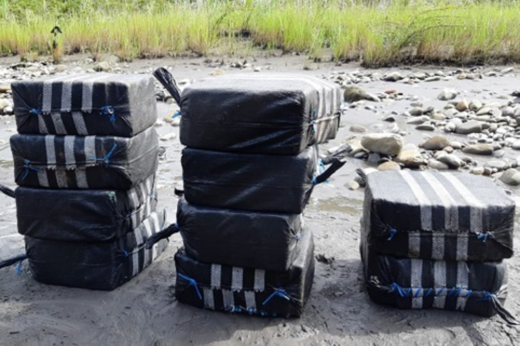 Un total de 956 kilos de clorhidrato de cocaína de alta pureza fueron incautados en un campamento clandestino en el Cusco.