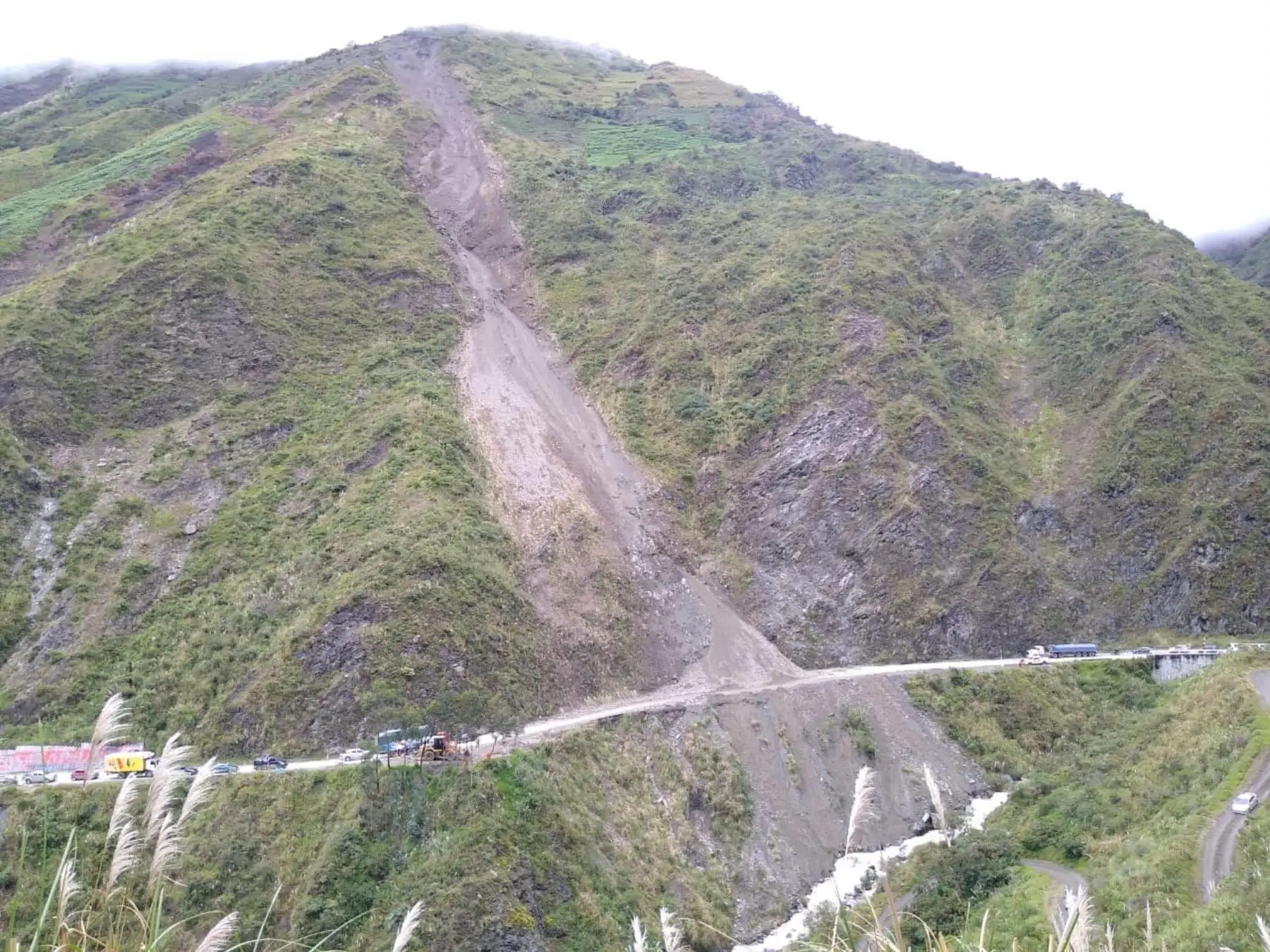 Un deslizamiento, provocado por lluvias intensas, interrumpe el tránsito en la carretera que une a las ciudades de Tarma-La Merced, región Junín. Foto: Pedro Tinoco.