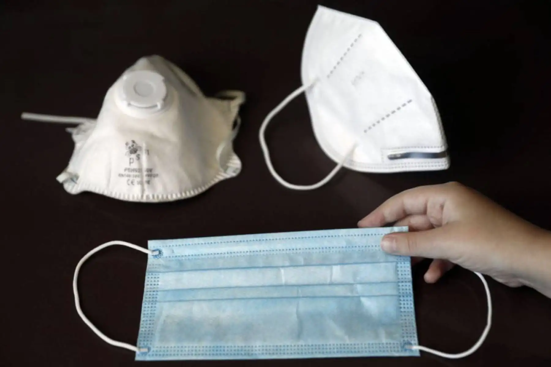 Manuel Chávez no recomienda usar dos mascarillas quirúrgicas juntas ya que la protección aumenta solo en 10 %; sin embargo, sí es conveniente colocar una mascarilla de tela delgada encima de una mascarilla quirúrgica o respirador KN95, a la que además se le puede adicionar un sistema de ajuste desarrollado por el INS. Foto: EFE