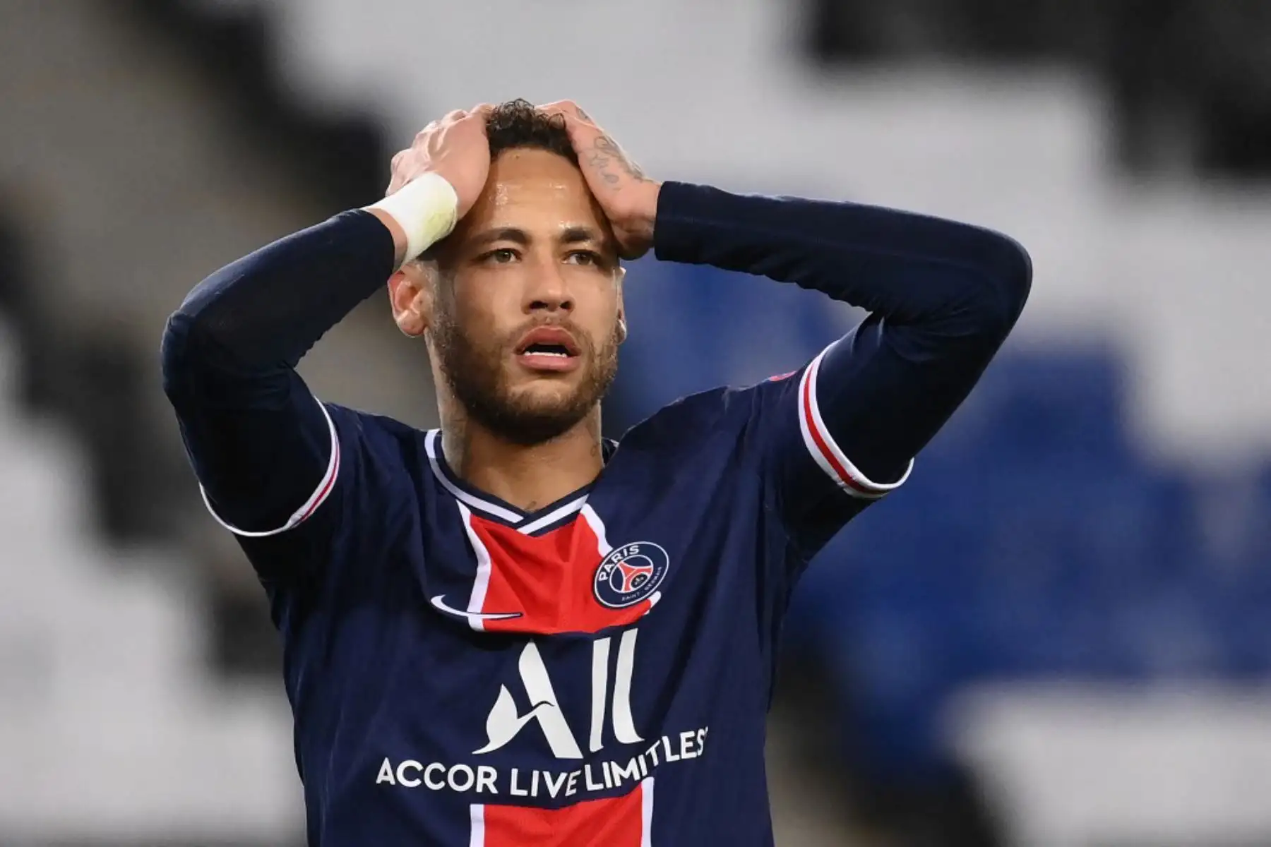 El delantero brasileño del Paris Saint-Germain, Neymar, reacciona tras perder una oportunidad durante el partido de vuelta de los cuartos de final de la UEFA Champions League entre el Paris Saint-Germain (PSG) y el FC Bayern de Múnich en el estadio Parc des Princes de París.

Foto: AFP