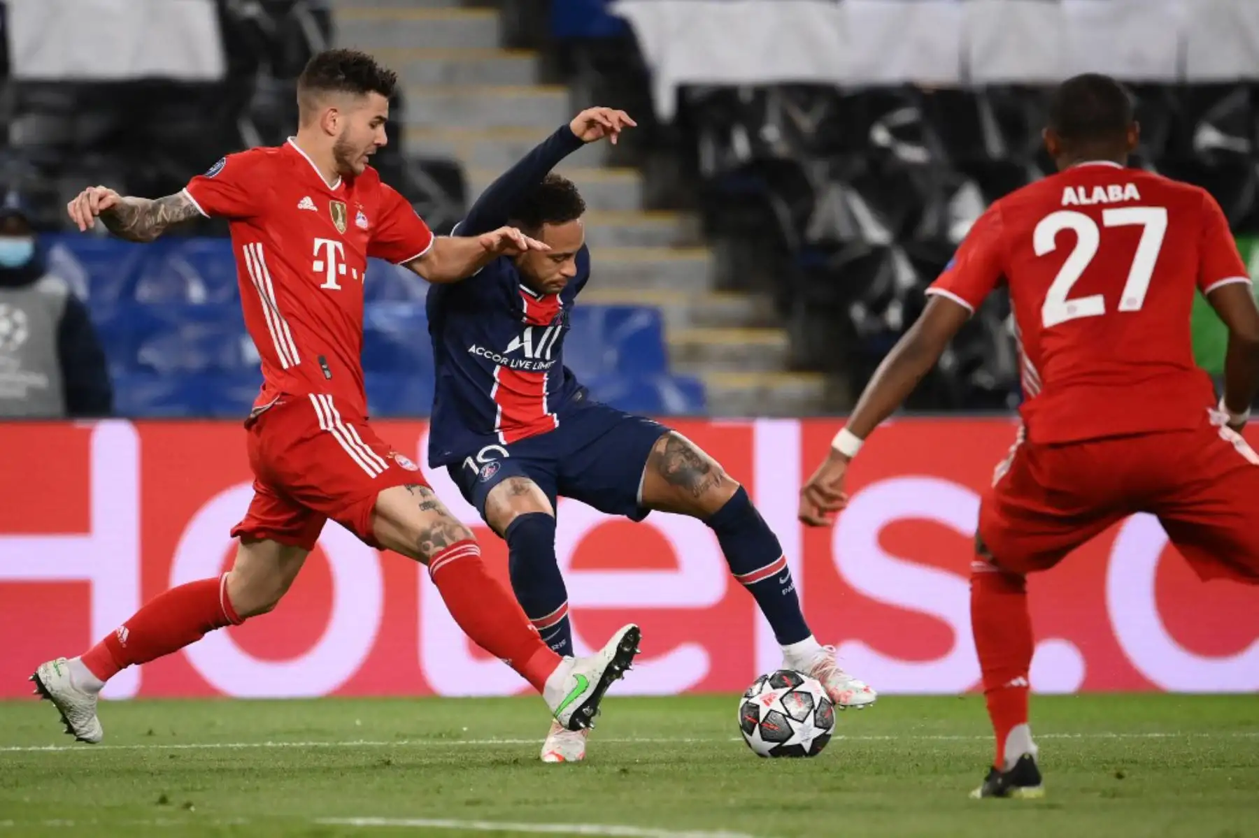 El delantero brasileño del Paris Saint-Germain Neymar (C) conduce el balón durante el partido de vuelta de cuartos de final de la Liga de Campeones de la UEFA entre el Paris Saint-Germain (PSG) y el FC Bayern de Múnich en el estadio Parc des Princes.

Foto: AFP