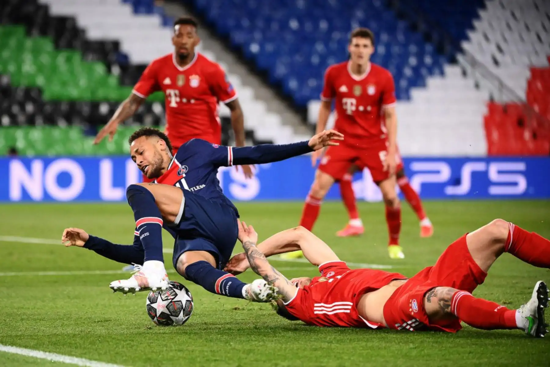 El defensor francés del Bayern de Múnich Lucas Hernández (R) lucha por el balón con el delantero brasileño del Paris Saint-Germain Neymar durante los cuartos de final de la Liga de Campeones de la UEFA el segundo partido de fútbol entre el Paris Saint-Germain (PSG) y el FC Bayern de Múnich en el Parc des Princes.

Foto: AFP