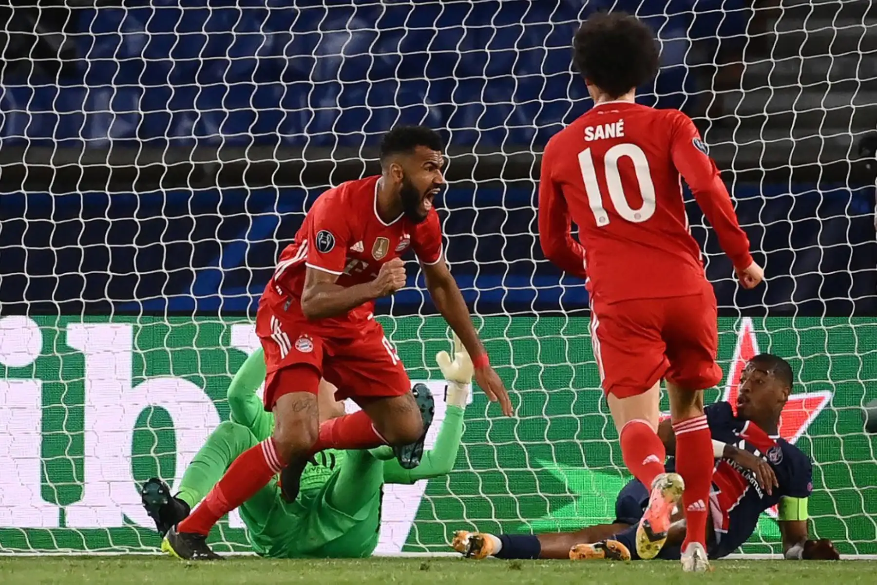 El delantero camerunés del Bayern de Múnich Eric Maxim Choupo-Moting (L) celebra tras marcar un gol durante los cuartos de final de la Liga de Campeones de la UEFA en el segundo tramo del partido de fútbol entre el Paris Saint-Germain (PSG) y el FC Bayern de Múnich en el estadio Parc des Princes de París.

Foto: AFP