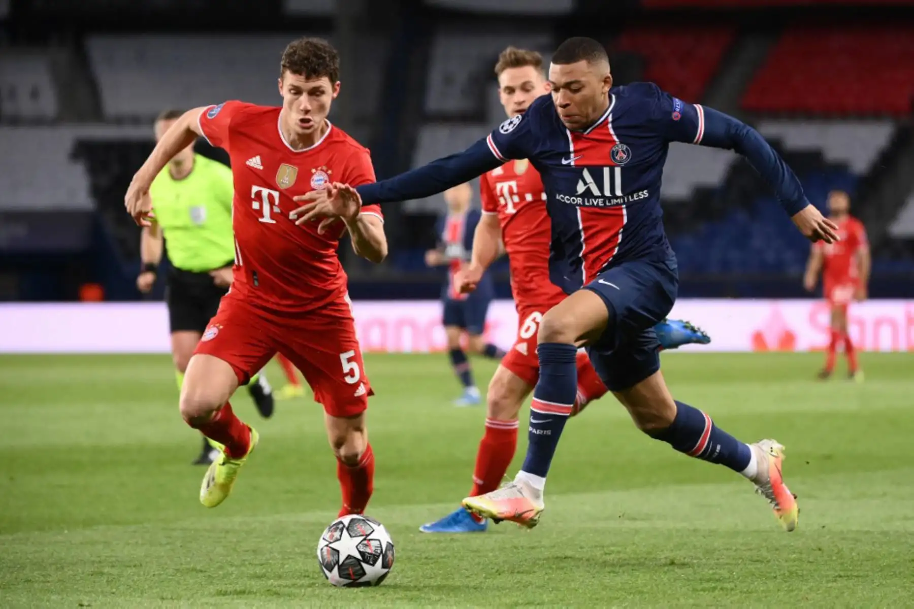 El delantero francés del Paris Saint-Germain, Kylian Mbappé (R), lucha por el balón con el defensor francés del Bayern de Múnich Benjamin Pavard durante los cuartos de final de la Liga de Campeones de la UEFA segundo partido de fútbol entre el Paris Saint-Germain (PSG) y el FC Bayern de Múnich en el Parc des Estadio Princes en París.

Foto: AFP