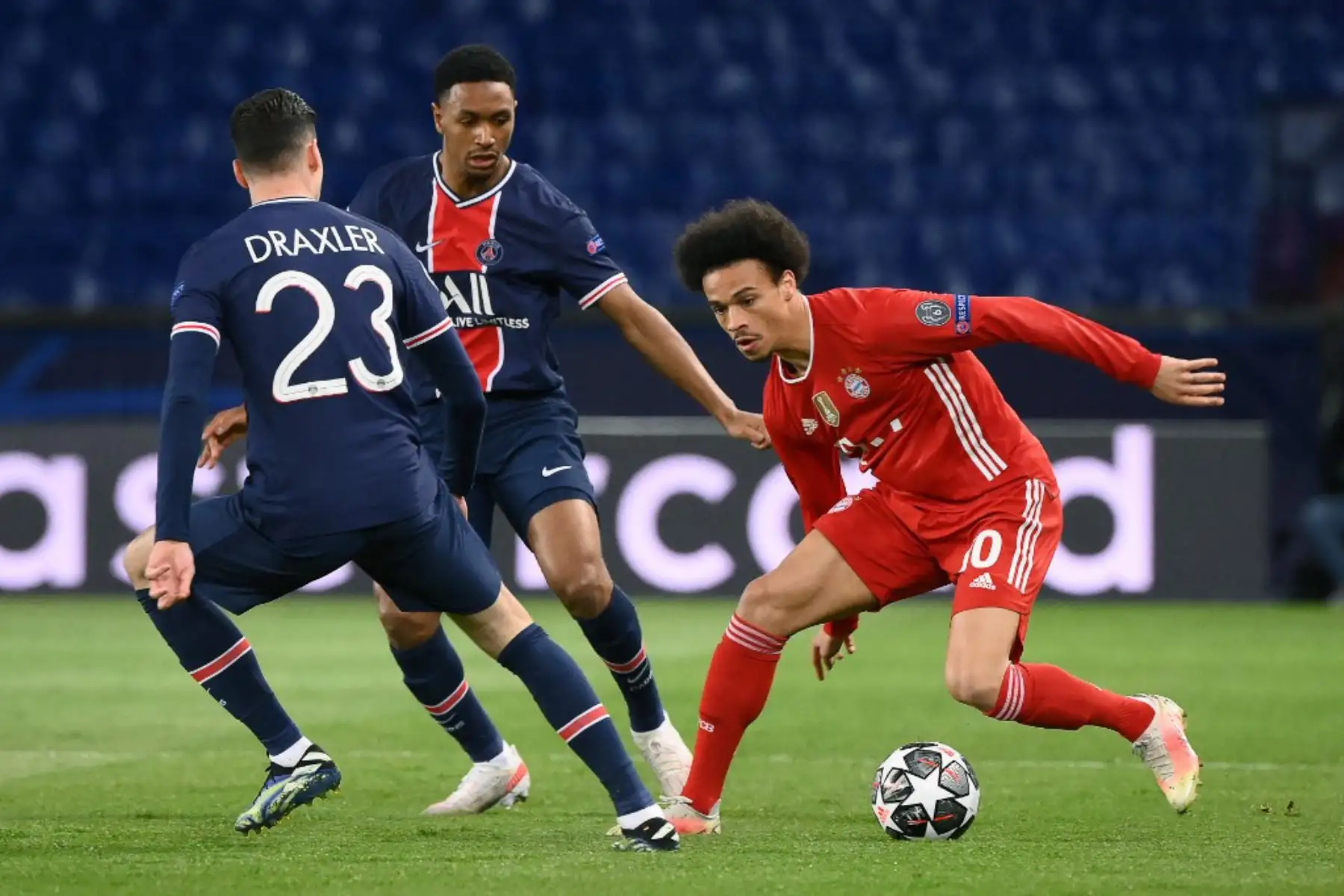 El centrocampista alemán del Paris Saint-Germain Julian Draxler (L) y el defensor francés del Paris Saint-Germain Abdou Diallo (C) luchan por el balón con el centrocampista alemán del Bayern de Múnich Leroy Sane durante los cuartos de final de la Liga de Campeones de la UEFA segundo tramo del partido de fútbol entre el Paris Saint- Germain (PSG) y FC Bayern de Múnich en el estadio Parc des Princes de París.

Foto: AFP