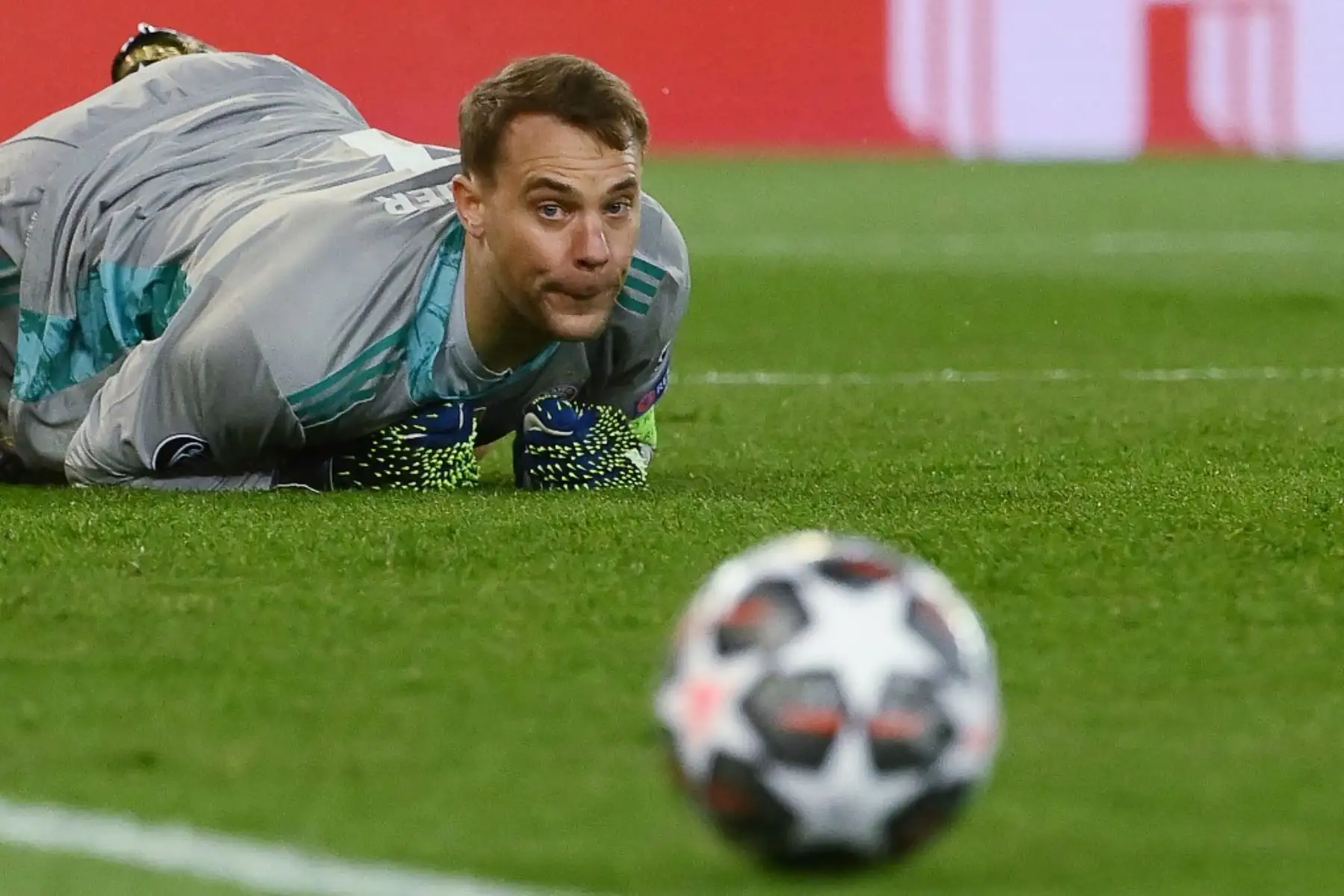 El portero alemán del Bayern de Múnich Manuel Neuer mira el balón durante el partido de vuelta de cuartos de final de la Liga de Campeones de la UEFA entre el Paris Saint-Germain (PSG) y el FC Bayern de Múnich en el estadio Parc des Princes de París.

Foto: AFP