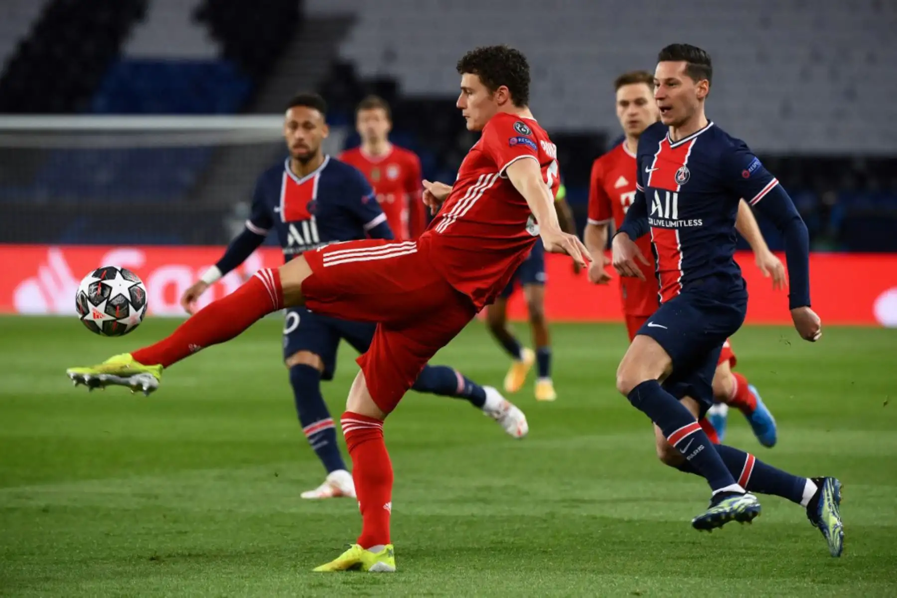 El defensor francés del Bayern de Múnich Benjamin Pavard (L) lucha por el balón con el centrocampista alemán del Paris Saint-Germain Julian Draxler durante los cuartos de final de la Liga de Campeones de la UEFA segundo partido de fútbol entre el Paris Saint-Germain (PSG) y el FC Bayern de Múnich en el Parc des Estadio de los Príncipes en París.

Foto: AFP