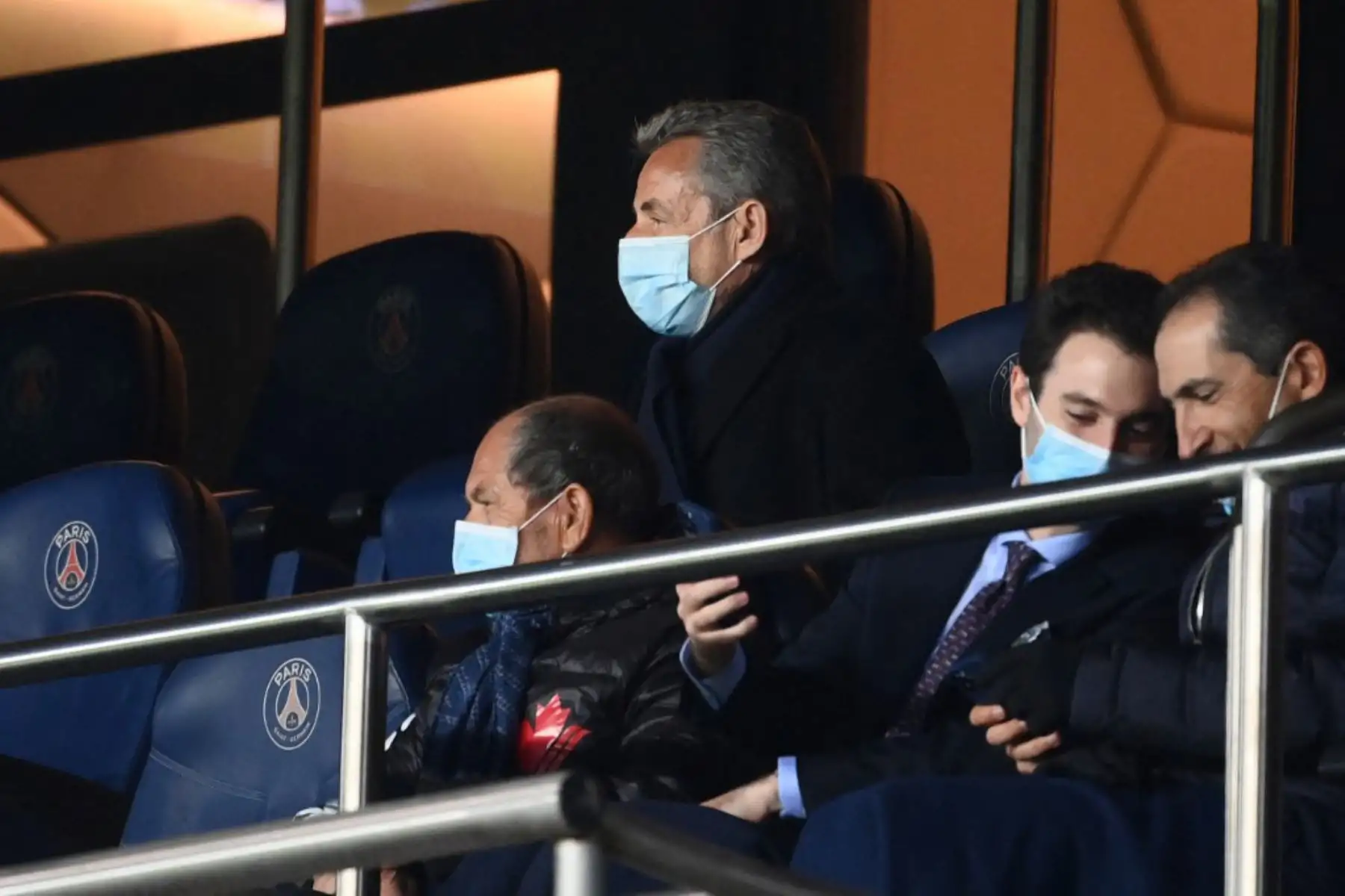 El expresidente francés Nicolas Sarkozy (arriba) asiste al partido de vuelta de los cuartos de final de la Liga de Campeones de la UEFA entre el Paris Saint-Germain (PSG) y el FC Bayern de Múnich en el estadio Parc des Princes de París.

Foto: AFP