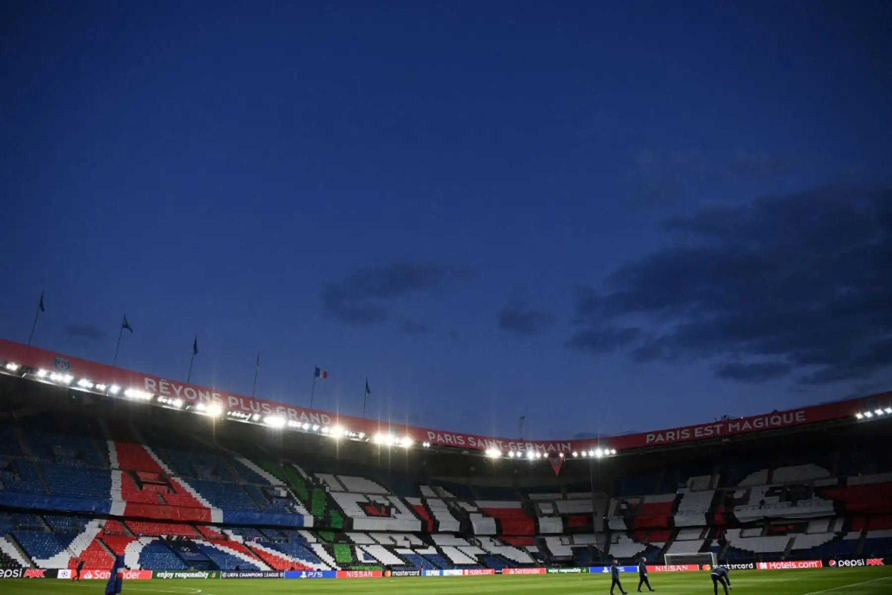 Una imagen muestra el estadio vacío antes del partido de vuelta de los cuartos de final de la UEFA Champions League entre el Paris Saint-Germain (PSG) y el FC Bayern de Múnich en el estadio Parc des Princes de París.

Foto: AFP