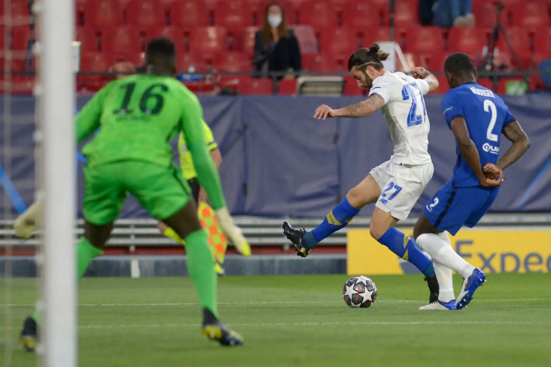 El defensor alemán del Chelsea Antonio Rudiger (R) desafía al centrocampista portugués del FC Porto Sergio Oliveira durante los cuartos de final de la Liga de Campeones de la UEFA el segundo partido de fútbol entre el Chelsea y el Porto en el estadio Ramón Sánchez Pizjuan de Sevilla.

Foto: AFP