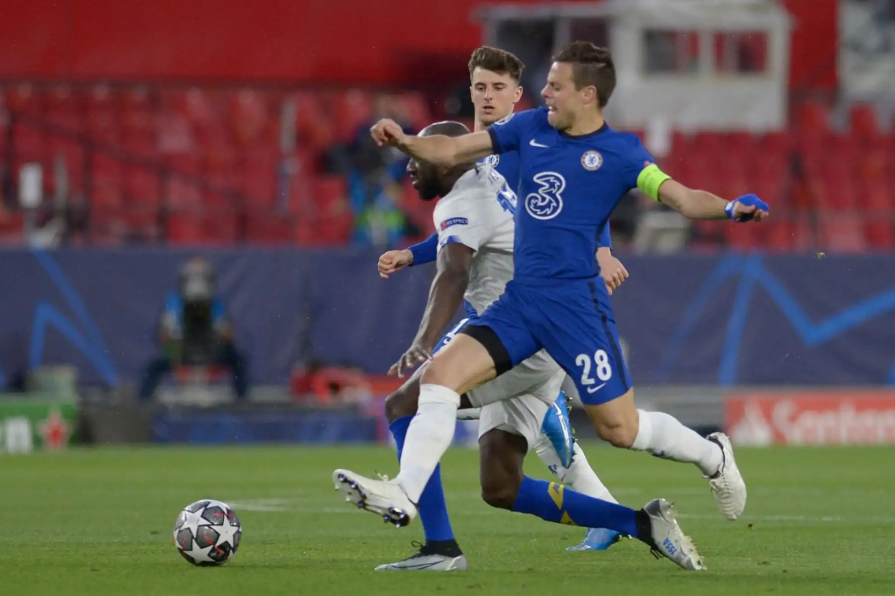 El centrocampista inglés del Chelsea Mason Mount (L) y el defensor español del Chelsea César Azpilicueta (R) desafían al delantero maliense del FC Porto Moussa Marega durante los cuartos de final de la Liga de Campeones de la UEFA en el segundo partido de fútbol entre Chelsea y Porto en el estadio Ramón Sánchez Pizjuan de Sevilla.

Foto: AFP