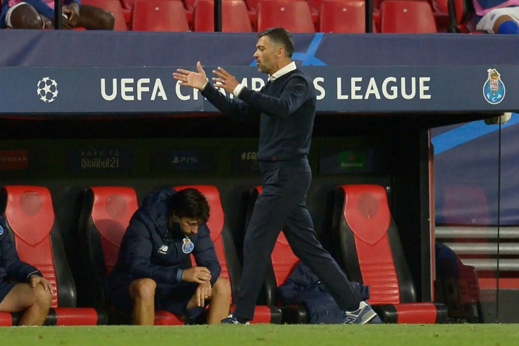 El técnico portugués del FC Porto Sergio Paulo Marceneiro da Conceicao reacciona durante los cuartos de final de la Liga de Campeones de la UEFA de la segunda etapa del partido de fútbol entre Chelsea y Porto en el estadio Ramón Sánchez Pizjuan de Sevilla.

Foto: AFP