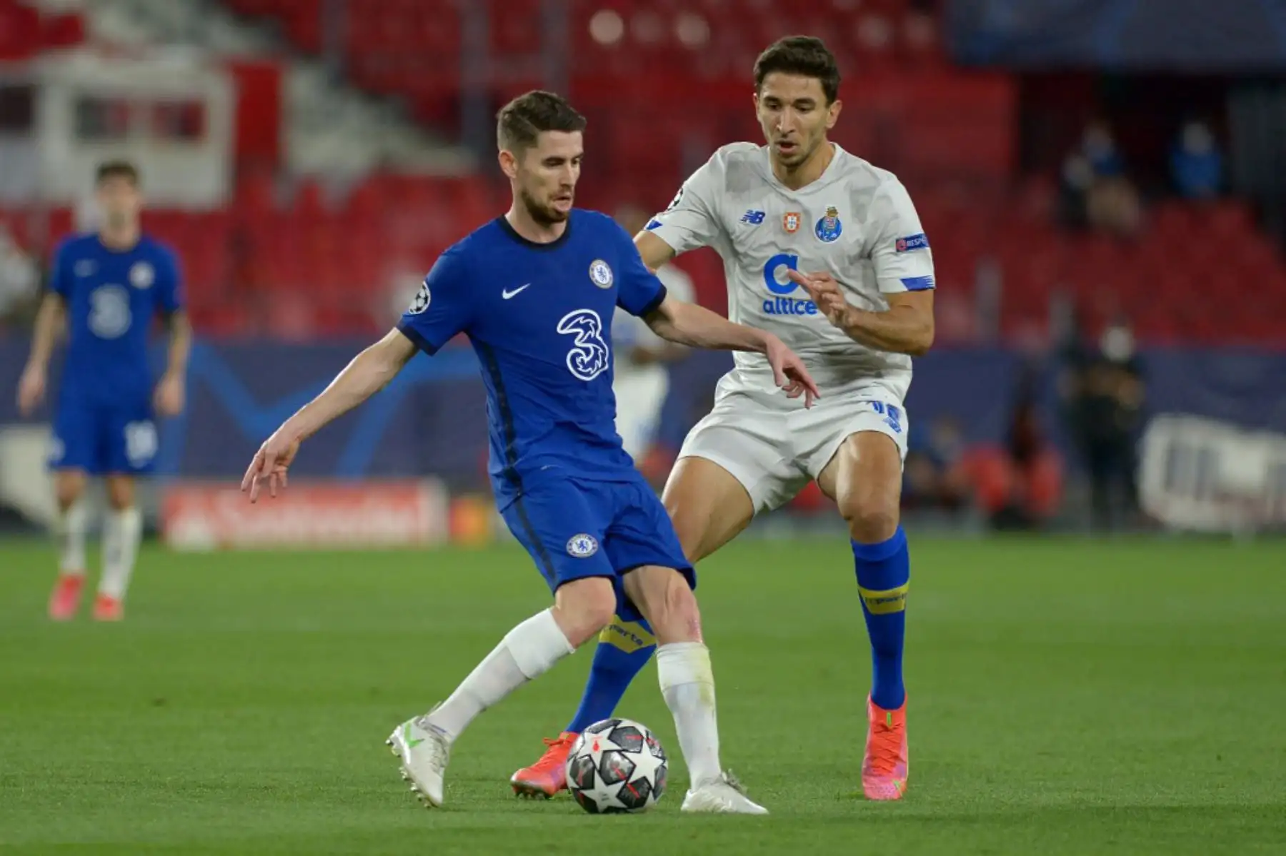 El centrocampista italiano del Chelsea Jorginho (L) desafía al centrocampista serbio del FC Porto Marko Grujic durante los cuartos de final de la Liga de Campeones de la UEFA en el segundo tramo del partido de fútbol entre Chelsea y Porto en el estadio Ramón Sánchez Pizjuan de Sevilla.

Foto: AFP