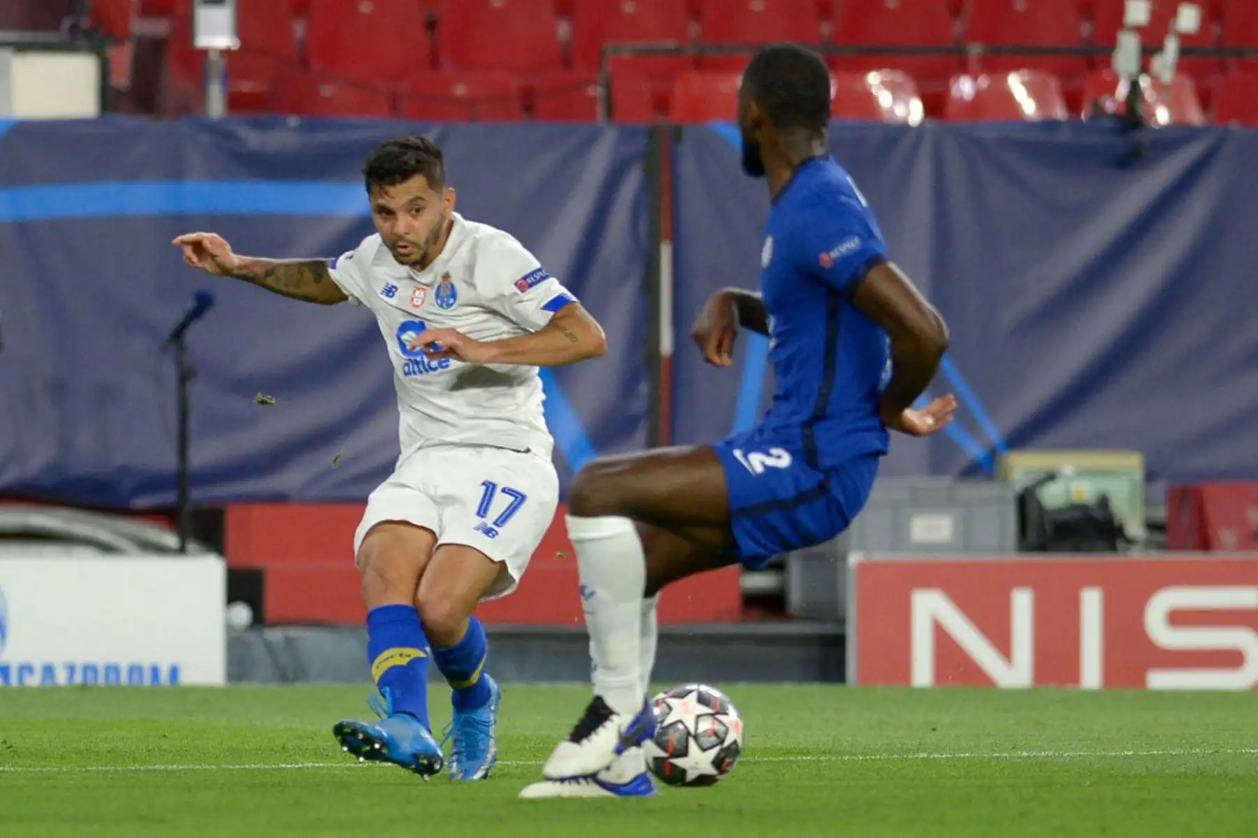 El defensor alemán del Chelsea Antonio Rudiger (R) desafía al delantero mexicano del FC Porto Jesús Corona "Tecatito" durante los cuartos de final de la Liga de Campeones de la UEFA de la segunda etapa del partido de fútbol entre Chelsea y Porto en el estadio Ramón Sánchez Pizjuan de Sevilla.

Foto: AFP