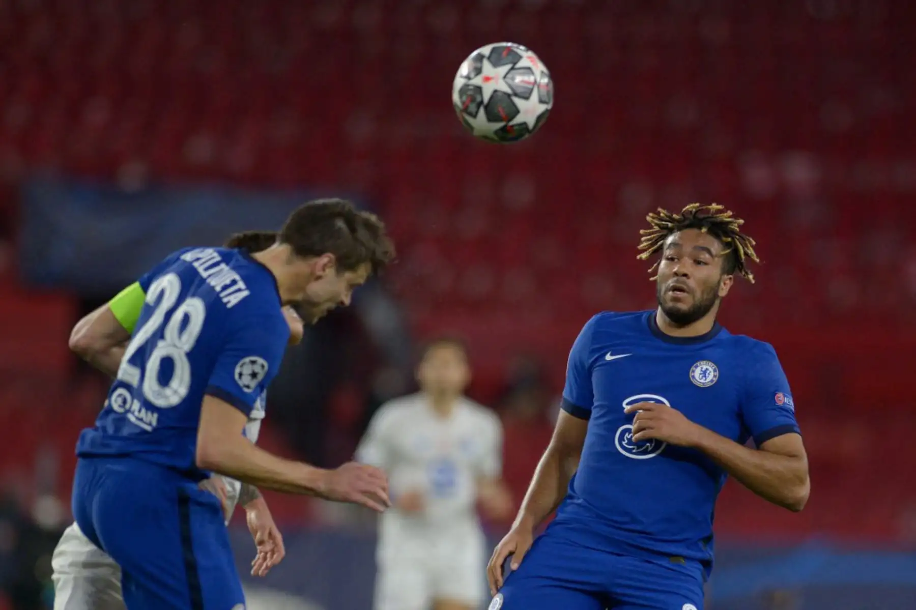 El defensor inglés del Chelsea Reece James (R) y el defensor español del Chelsea César Azpilicueta saltan por el balón durante los cuartos de final de la Liga de Campeones de la UEFA, segundo partido de fútbol entre Chelsea y Porto en el estadio Ramón Sánchez Pizjuan de Sevilla.

Foto: AFP