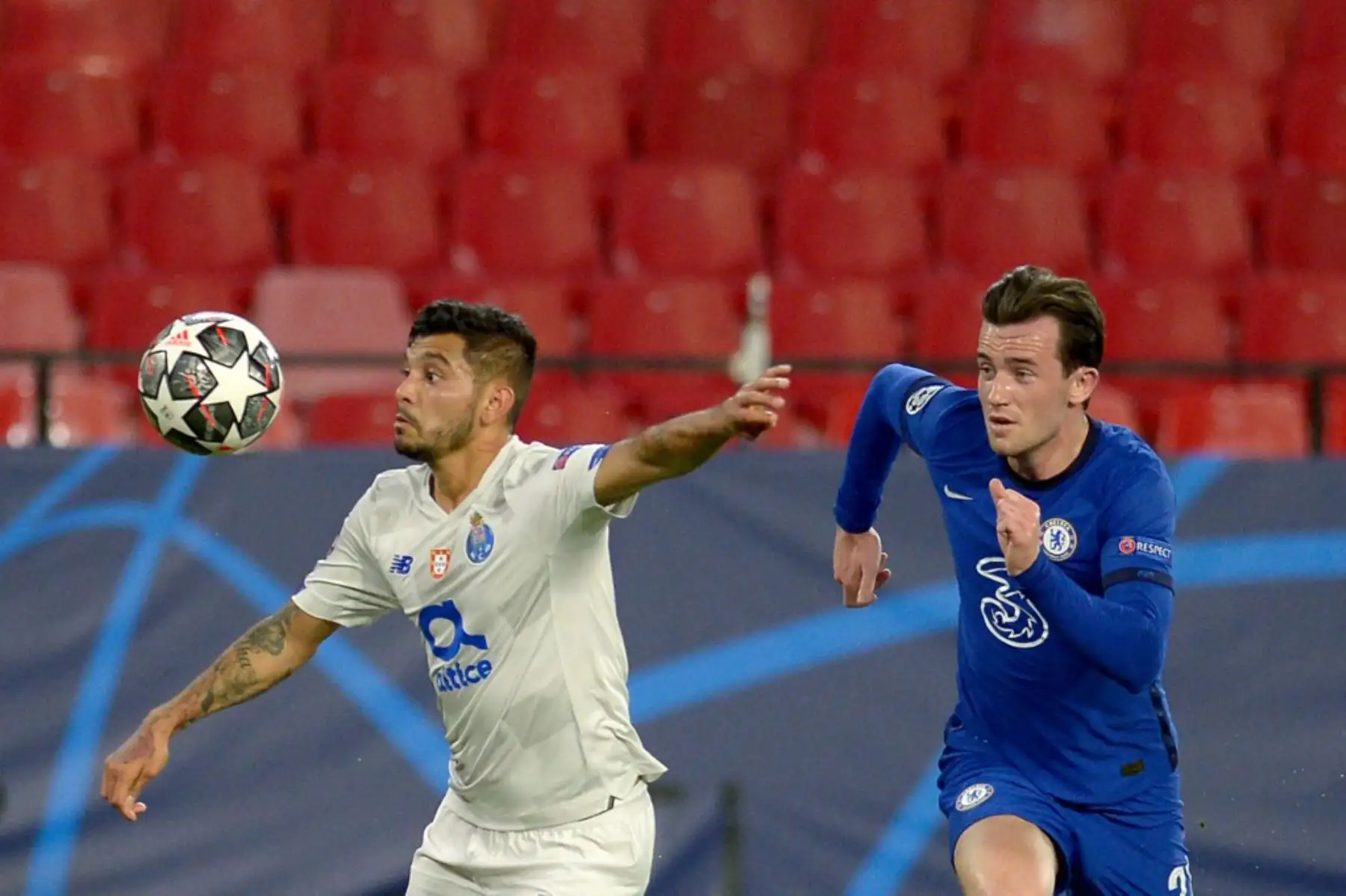 El defensa inglés del Chelsea Ben Chilwell (derecha) desafía al delantero mexicano del FC Porto Jesús Corona "Tecatito" durante el partido de vuelta de cuartos de final de la Liga de Campeones de la UEFA entre el Chelsea y el Porto en el estadio Ramón Sánchez Pizjuan de Sevilla.

Foto: AFP