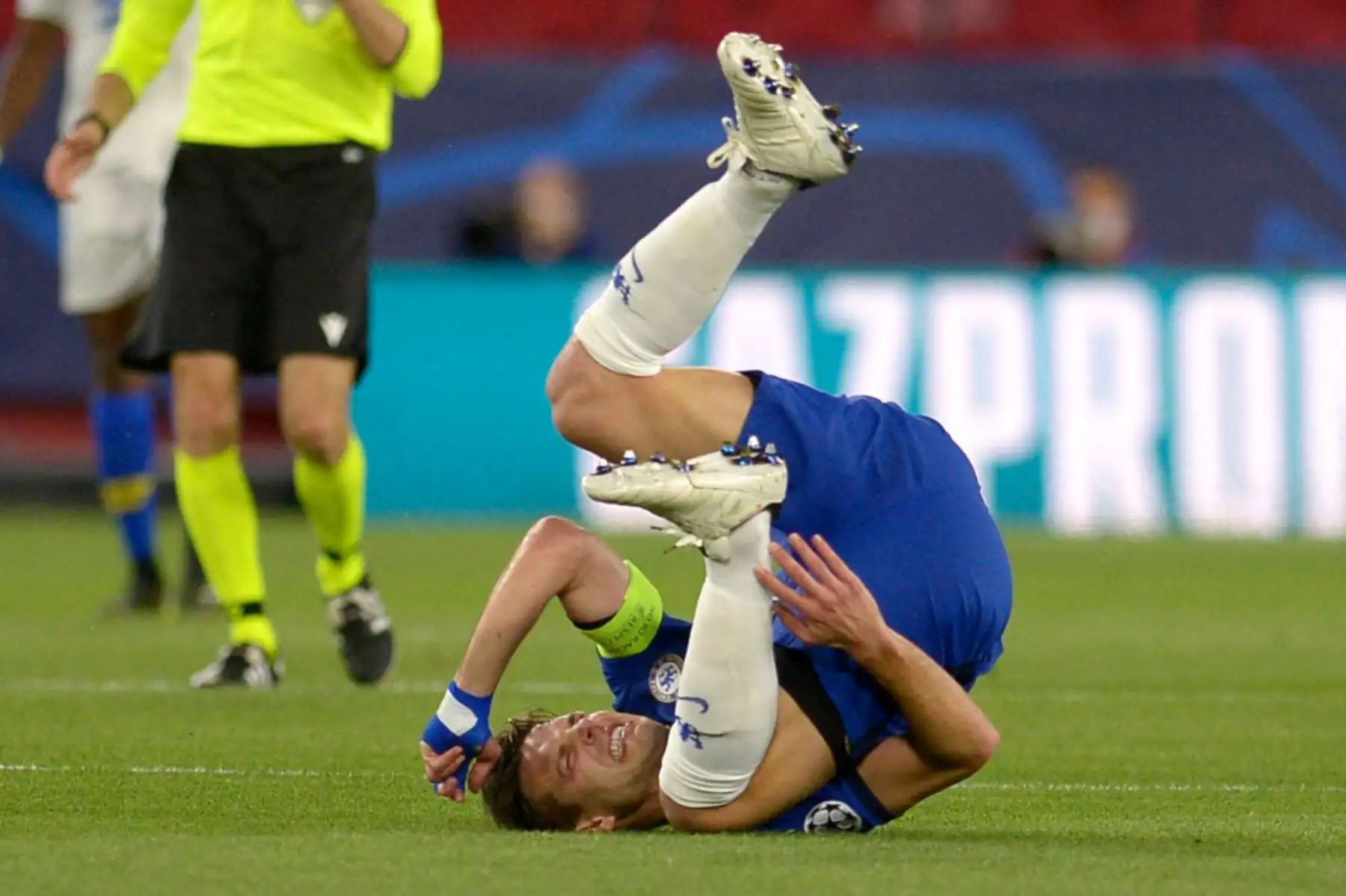 El defensa español del Chelsea, César Azpilicueta, cae durante los cuartos de final de la Liga de Campeones de la UEFA de la segunda etapa del partido de fútbol entre el Chelsea y el Oporto en el estadio Ramón Sánchez Pizjuan de Sevilla.

Foto: AFP
