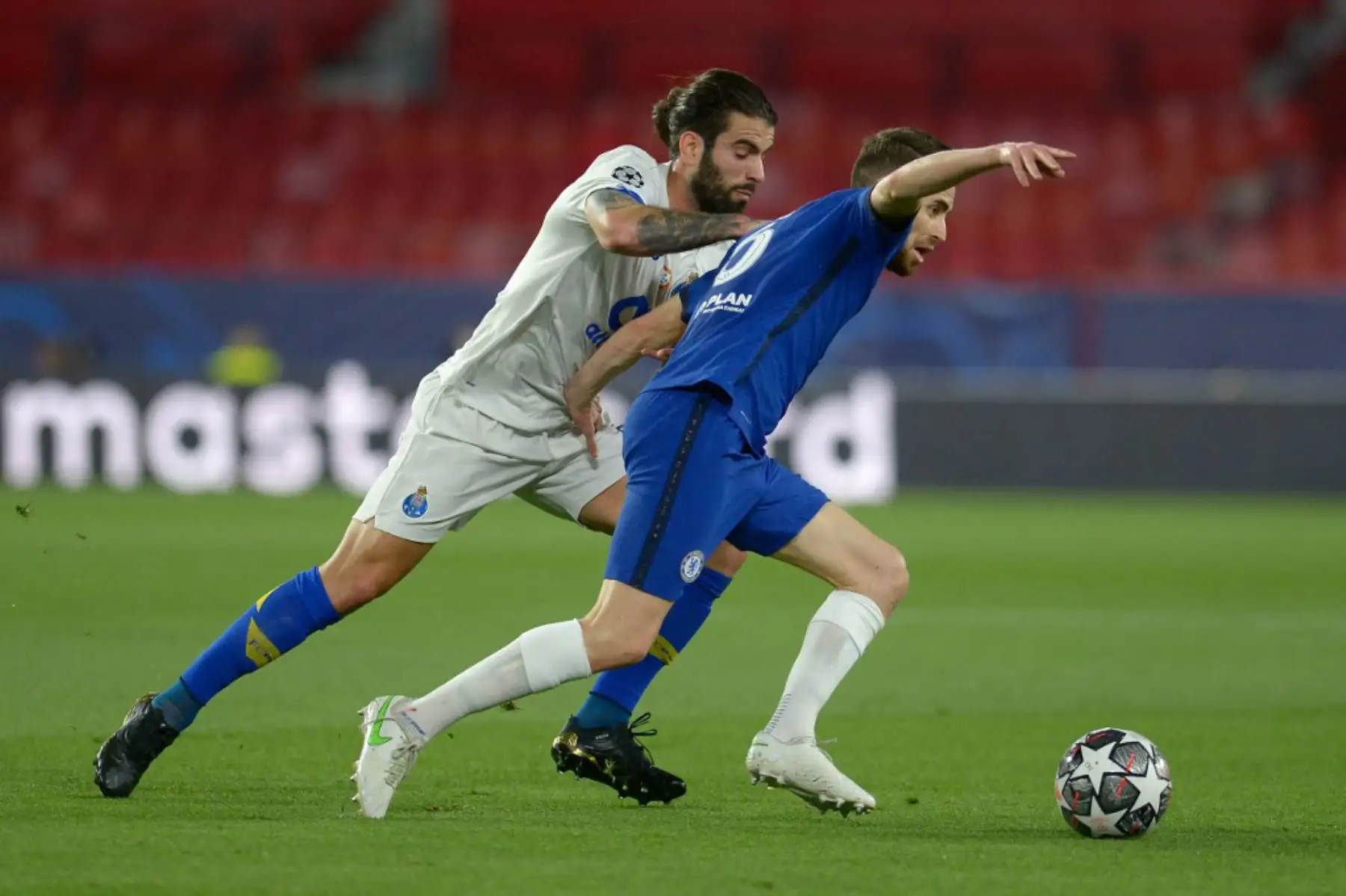 El centrocampista portugués del FC Porto Sergio Oliveira (L) desafía al centrocampista italiano del Chelsea Jorginho durante los cuartos de final de la Liga de Campeones de la UEFA en el segundo tramo del partido de fútbol entre Chelsea y Porto en el estadio Ramón Sánchez Pizjuan de Sevilla.

Foto: AFP