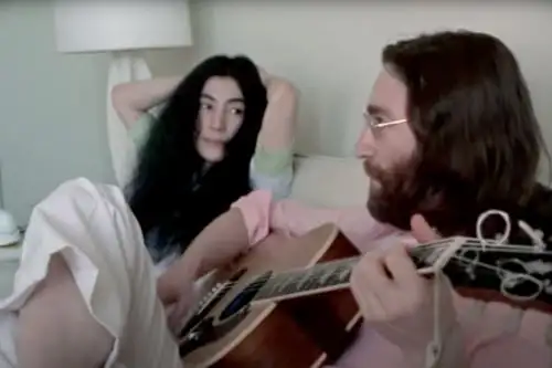 Fechado el 25 de mayo de 1969, es la grabación más antigua que se conoce del himno, y fue filmado sólo unos días antes de que ambos la presentaran al público durante su famosa "cama de la paz" en el hotel Queen Elizabeth de Montreal. Foto: Captura de pantalla