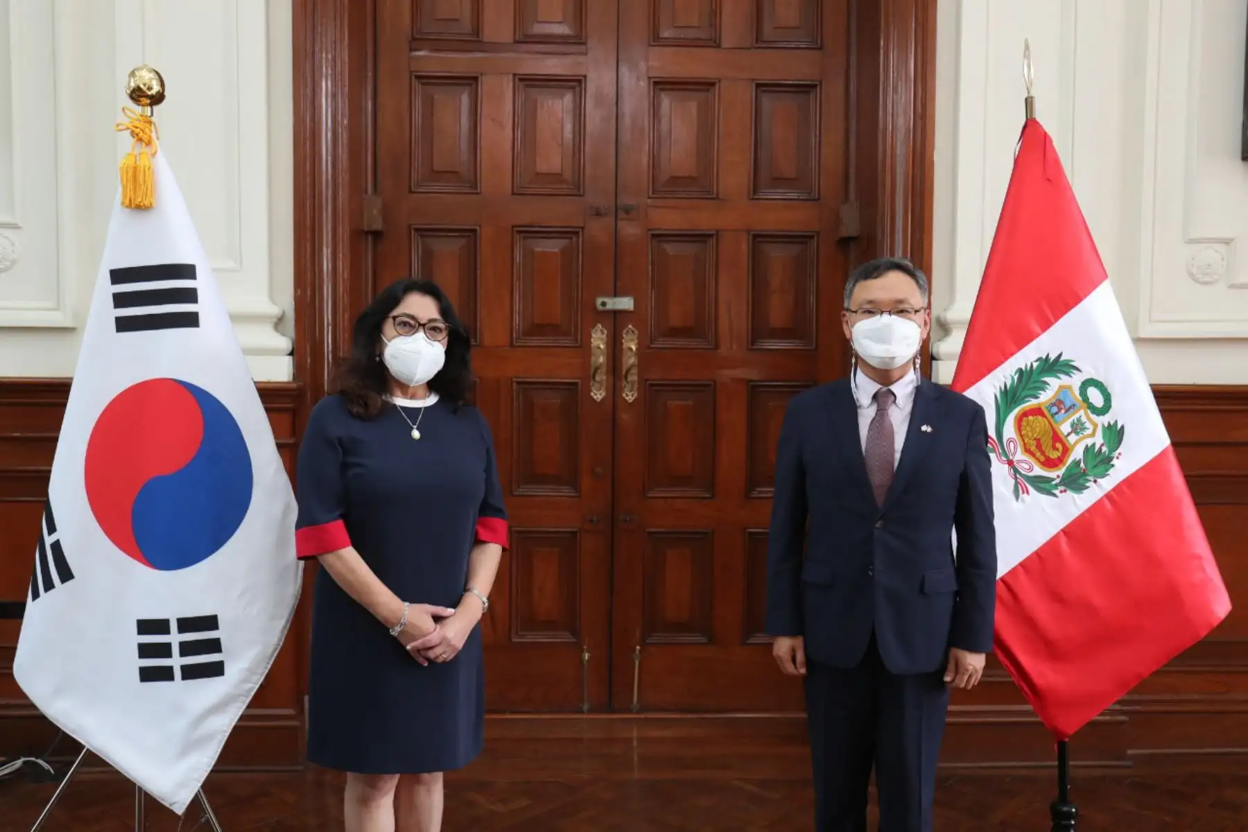 Presidenta del Consejo de Ministros, Violeta Bermúdez y el embajador de Corea del Sur suscriben el Memorando de Entendimiento entre Perú y Corea, para establecer el Centro Nacional de Cooperación en Innovación y Transformación Digital Perú-Corea e impulsar el uso de nuevas tecnologías digitales.
Foto: PCM