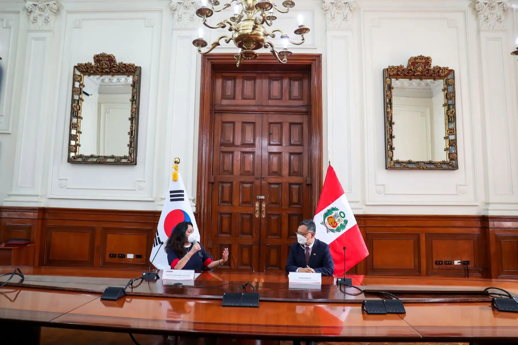 Presidenta del Consejo de Ministros, Violeta Bermúdez y el embajador de Corea del Sur suscriben el Memorando de Entendimiento entre Perú y Corea, para establecer el Centro Nacional de Cooperación en Innovación y Transformación Digital Perú-Corea e impulsar el uso de nuevas tecnologías digitales.
Foto: PCM