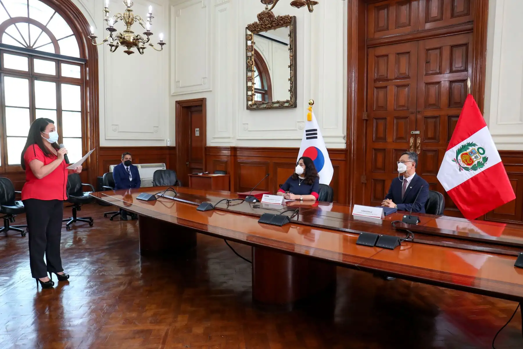 Presidenta del Consejo de Ministros, Violeta Bermúdez y el embajador de Corea del Sur suscriben el Memorando de Entendimiento entre Perú y Corea, para establecer el Centro Nacional de Cooperación en Innovación y Transformación Digital Perú-Corea e impulsar el uso de nuevas tecnologías digitales.
Foto: PCM