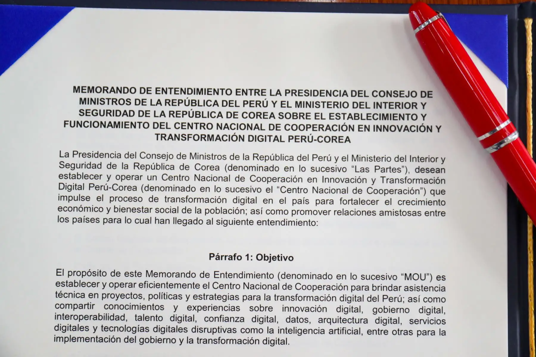 Presidenta del Consejo de Ministros, Violeta Bermúdez y el embajador de Corea del Sur suscriben el Memorando de Entendimiento entre Perú y Corea, para establecer el Centro Nacional de Cooperación en Innovación y Transformación Digital Perú-Corea e impulsar el uso de nuevas tecnologías digitales.
Foto: PCM