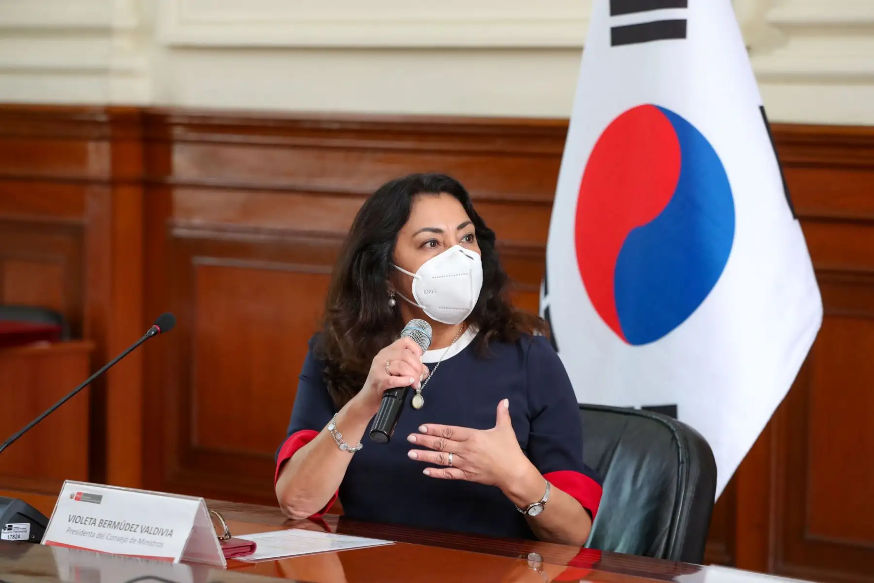 Presidenta del Consejo de Ministros, Violeta Bermúdez y el embajador de Corea del Sur suscriben el Memorando de Entendimiento entre Perú y Corea, para establecer el Centro Nacional de Cooperación en Innovación y Transformación Digital Perú-Corea e impulsar el uso de nuevas tecnologías digitales.
Foto: PCM