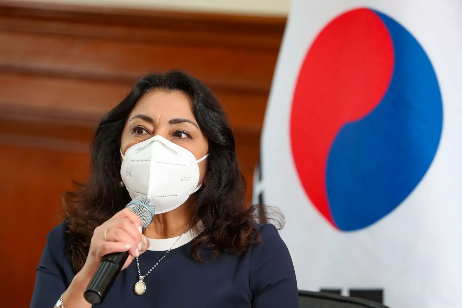 Presidenta del Consejo de Ministros, Violeta Bermúdez y el embajador de Corea del Sur suscriben el Memorando de Entendimiento entre Perú y Corea, para establecer el Centro Nacional de Cooperación en Innovación y Transformación Digital Perú-Corea e impulsar el uso de nuevas tecnologías digitales.
Foto: PCM