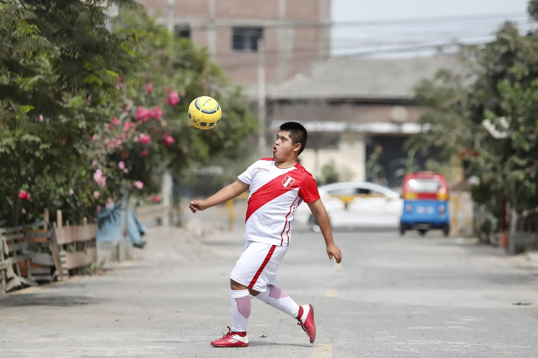 Joseph Flores practica algunas patadas frente su hogar, en Tablada de Lurin. Foto: ANDINA/Renato Pajuelo