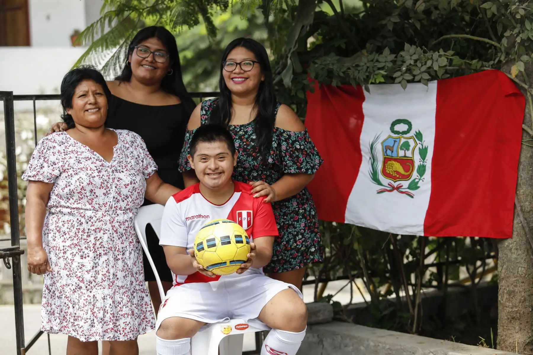 Joseph Flores (18) junto a su madre y hermanas en su vivienda de Tablada de Lurin. Foto: ANDINA/Renato Pajuelo