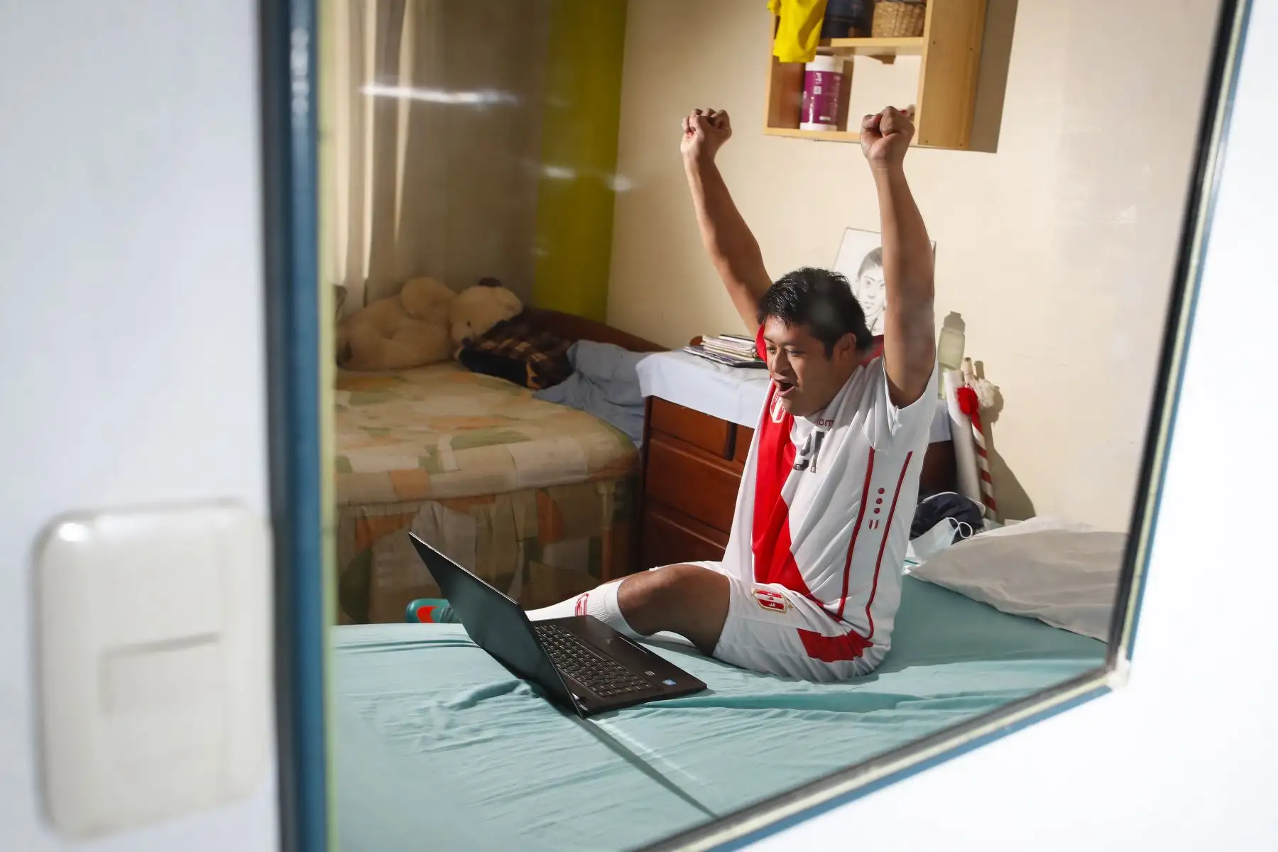 Pierre Espino (24) fanático de la Selección peruana y pasa su día repitiendo algunos videos vía Youtube desde su laptop. Foto: ANDINA/Renato Pajuelo