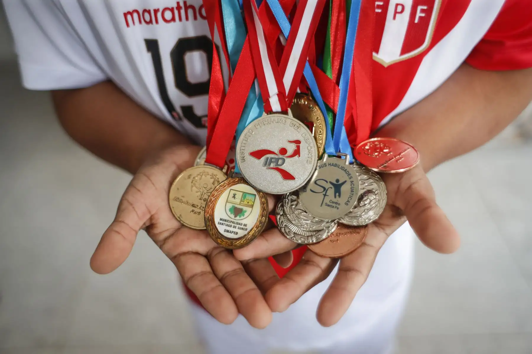 Pierre Espino enseña orgulloso las medallas que ha ganado en fútbol y natación. Foto: ANDINA/Renato Pajuelo