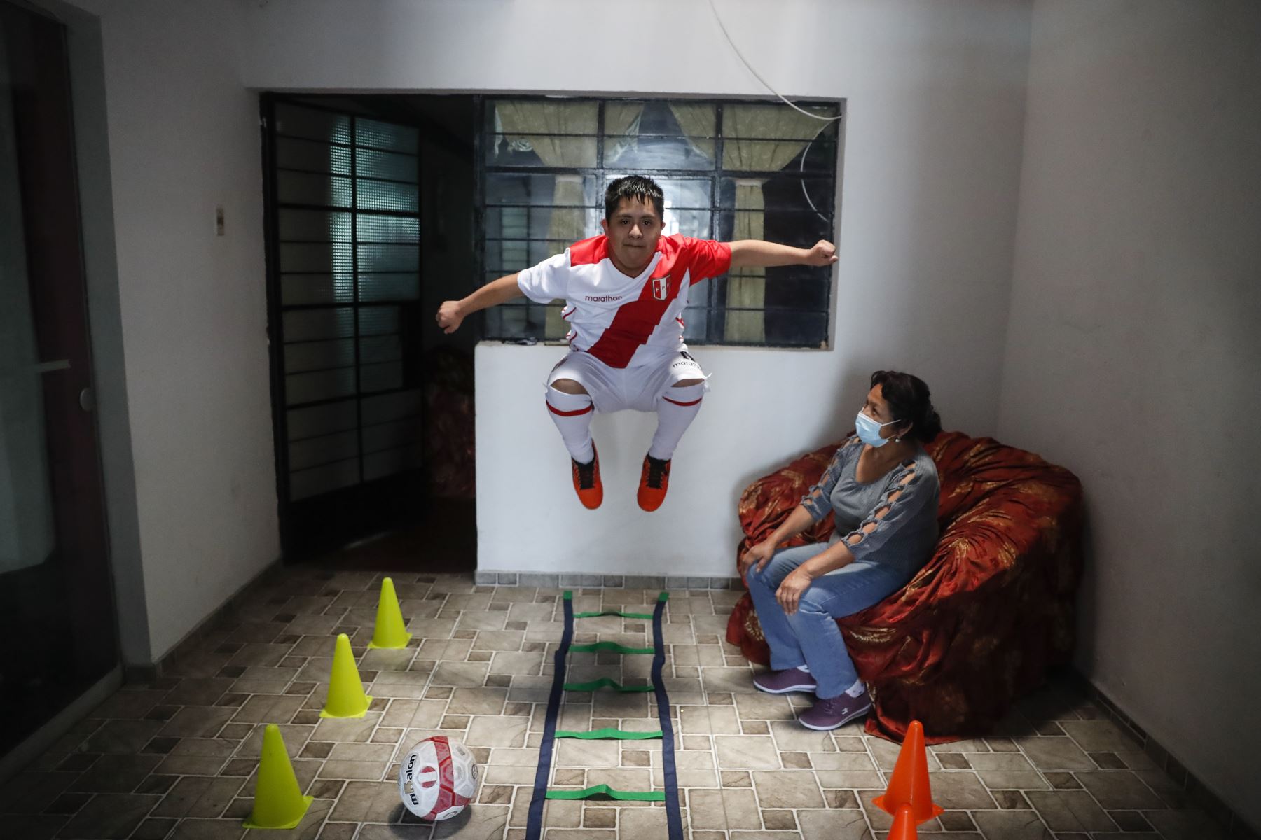 Ronny Flores se ha ingeniado la manera de continuar sus entrenamientos en su hogar debido al confinamiento por la pandemia. Foto: ANDINA/Renato Pajuelo