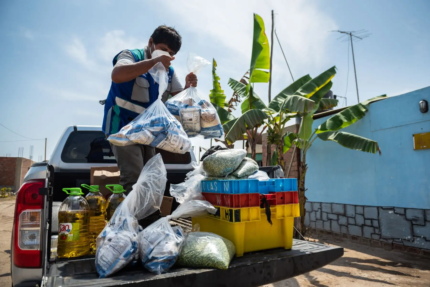 Municipalidad de Lima promueve el programa  "Manos a la Olla",  iniciativa que lleva ayuda a las familias más vulnerables de Lurín teniendo en cuenta todas las medidas de bioseguridad.
Foto: Municipalidad de Lima