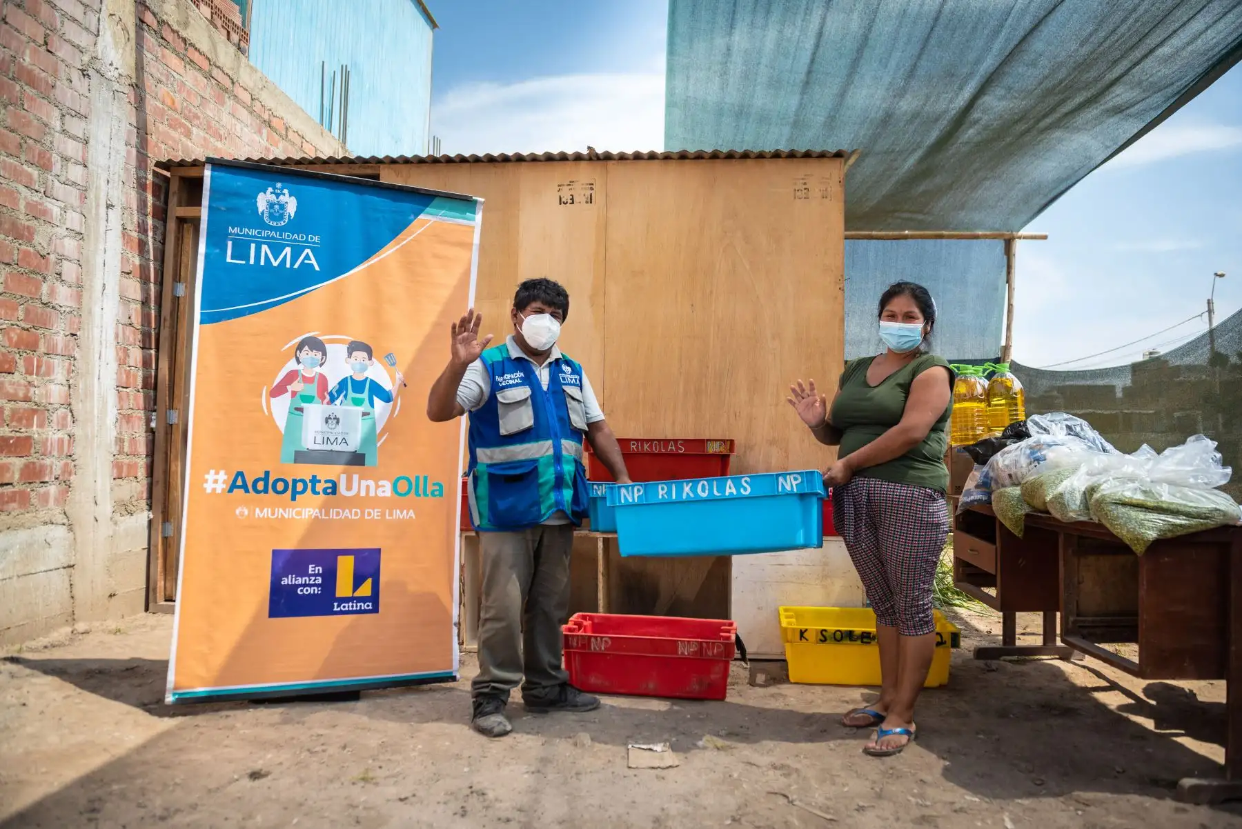 Municipalidad de Lima promueve el programa  "Manos a la Olla",  iniciativa que lleva ayuda a las familias más vulnerables de Lurín teniendo en cuenta todas las medidas de bioseguridad.
Foto: Municipalidad de Lima