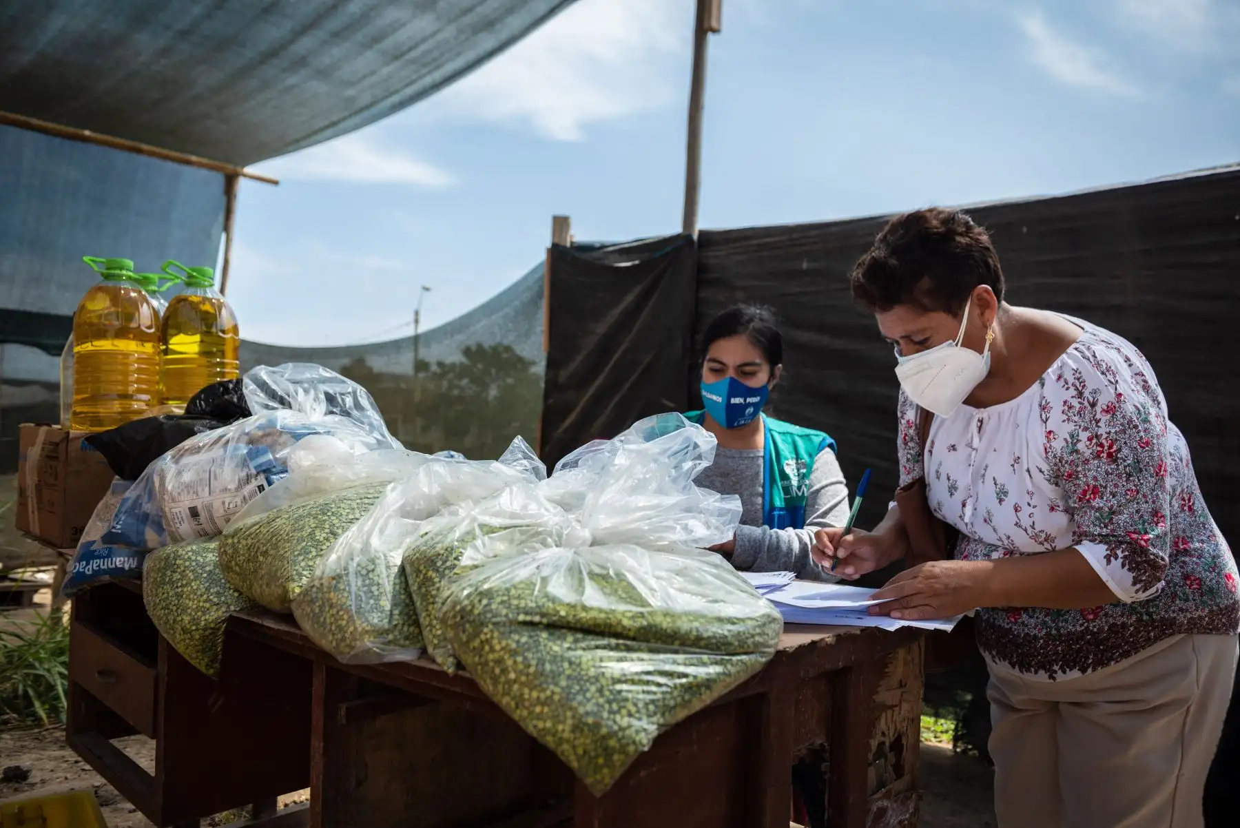 Municipalidad de Lima promueve el programa  "Manos a la Olla",  iniciativa que lleva ayuda a las familias más vulnerables de Lurín teniendo en cuenta todas las medidas de bioseguridad.
Foto: Municipalidad de Lima