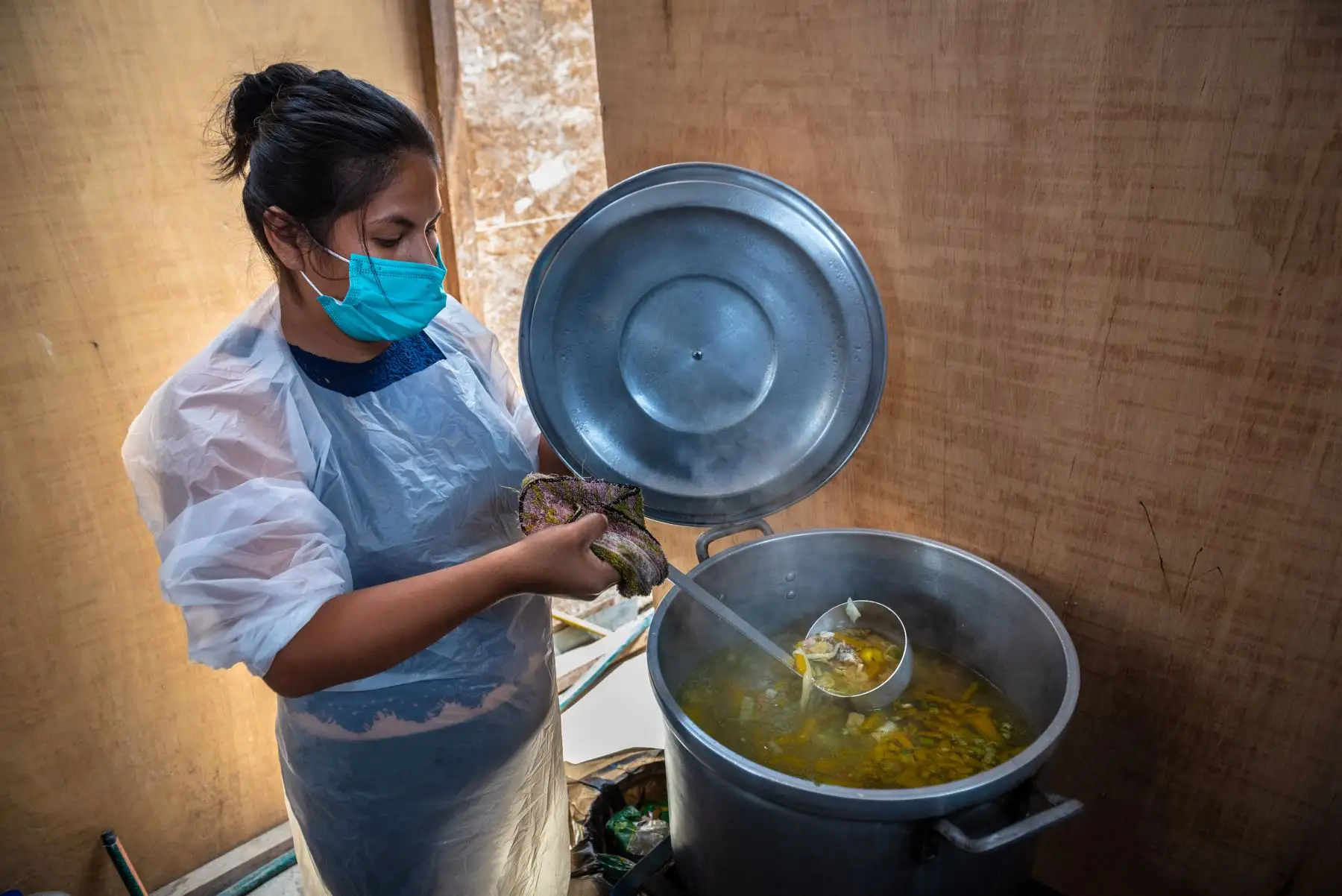 Municipalidad de Lima promueve el programa  "Manos a la Olla",  iniciativa que lleva ayuda a las familias más vulnerables de Lurín teniendo en cuenta todas las medidas de bioseguridad.
Foto: Municipalidad de Lima