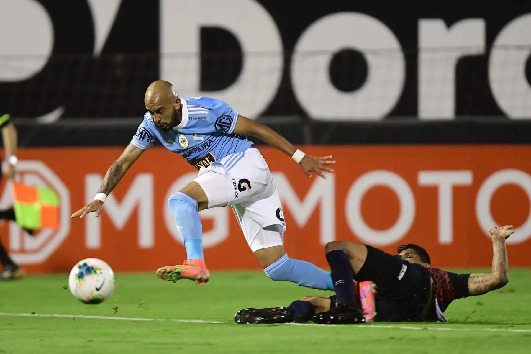 Marcos Riquelme de  Sporting Cristal disputa el balón  ante jugador del Deportivo Municipal  por la cuarta  fecha de la Liga 1, en el estadio Alejandro Villanueva. 
Foto: Liga 1