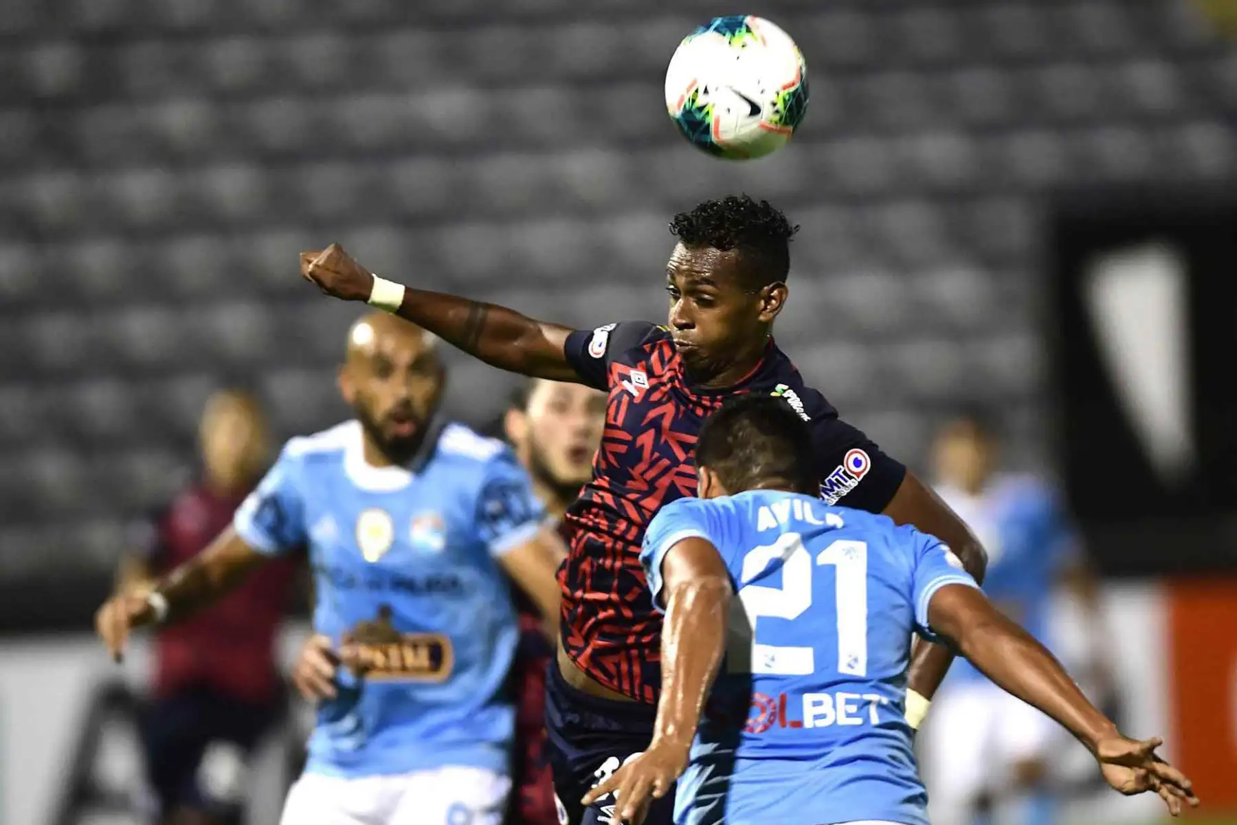 I Avila de  Sporting Cristal disputa el balón ante jugador de  Deportivo Municipal  por la cuarta  fecha de la Liga 1, en el estadio Alejandro Villanueva. 
Foto: Liga 1