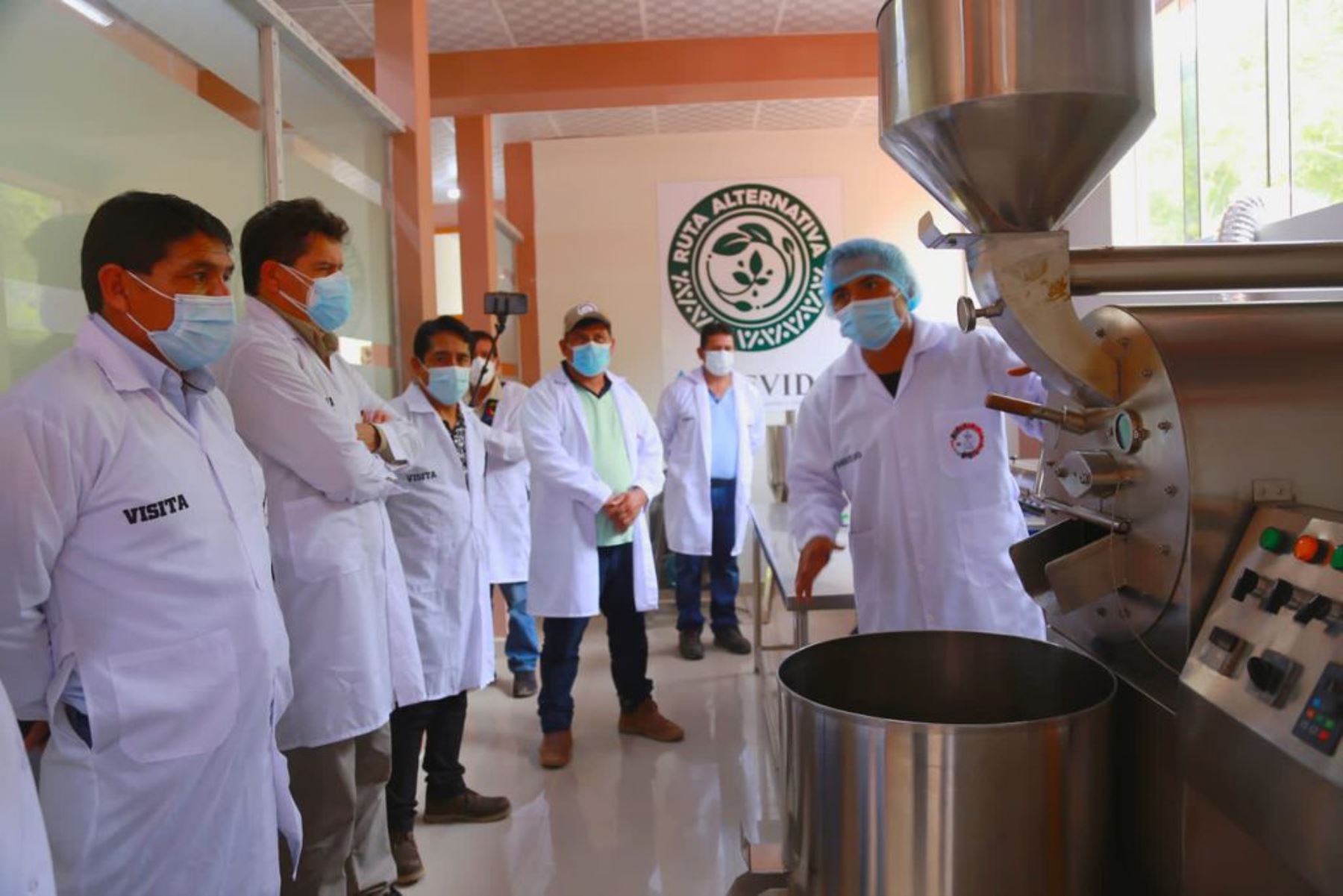 La planta de procesamiento de café está compuesto por una máquina tostadora, un molino, una piladora y una seleccionadora de granos, una máquina de café liofilizado, entre otros.