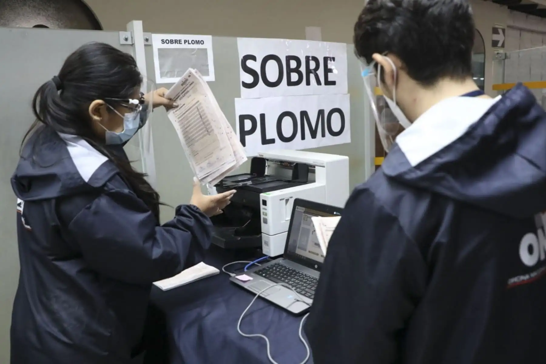 Llegada de 2,115 actas electorales del Consulado General del Perú en Barcelona. Foto: Difusión